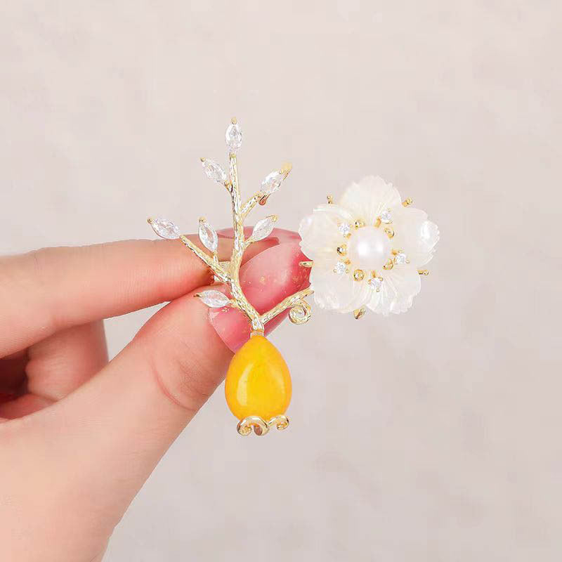 Flower and Pearl Brooch Pin with Rhinestones for Women's Jackets and Cardigans