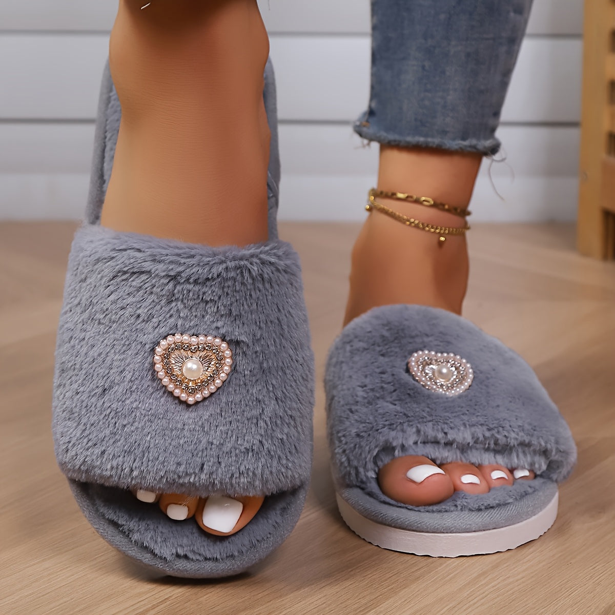 Ayollar uchun mo'ljallangan yumshoq plush fleece shlyapkalar, yumshoq kulrang va oq EVA taglik bilan, ichki va tashqi foydalanish uchun uy poyabzali