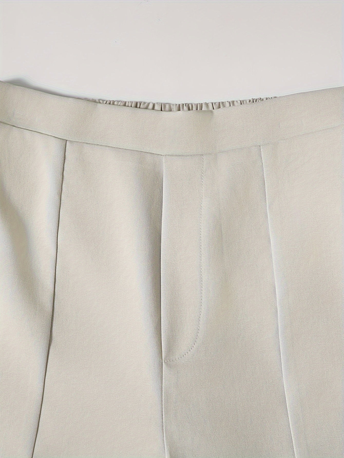 Ayollar uchun zamonaviy ikki qismli to'plam, tugma tafsilotlari bilan v-yuvalangan kesilgan vest top va yuqori belli kostyum shimlarini o'z ichiga oladi. 97% polyester va 3% elastan materialidan tayyorlangan, biroz cho'ziluvchan. Ideal for