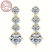 Ushbu nafis sirg'alar 925 sterling kumushdan yasalgan juft sirg'a va bitta 8mm dumaloq Mozambik toshi pendanti bilan ta'minlangan. D rangidagi toshlar har qanday tadbir uchun mukammal, bo'lsin u to'y, nikoh yoki tug'ilgan kun sovg'asi. Sirg'alar og'irligi