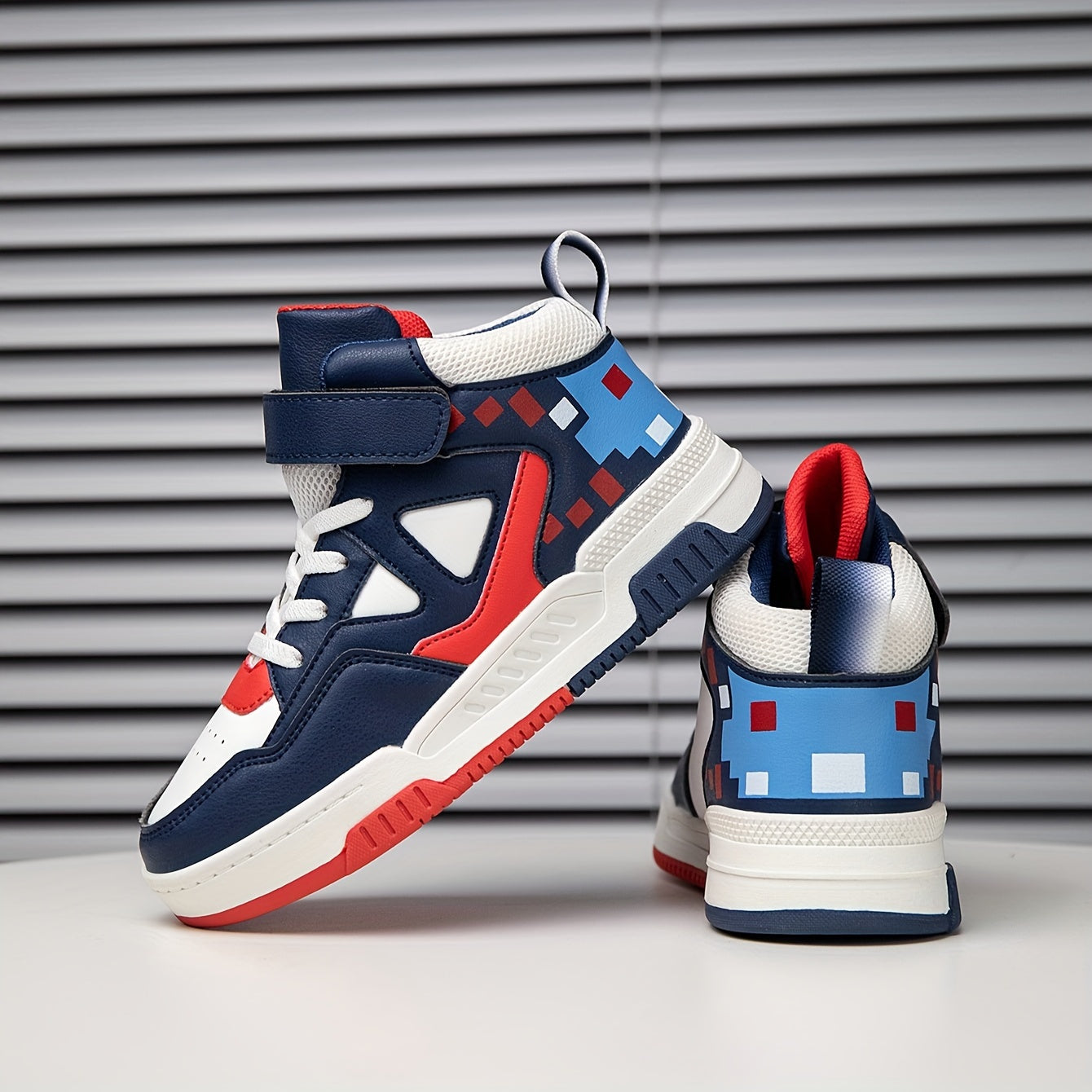 Bolalar uchun yuqori to'plamli krossovkalar, yopishqoq yopish bilan, barcha mavsumlar uchun nafas oladigan va qulay, zamonaviy geometrik naqsh bilan.