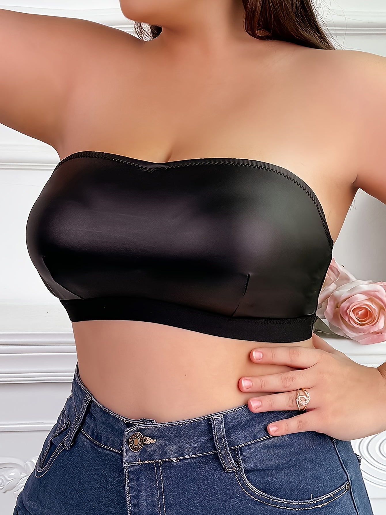 Ayollar uchun kattaroq o'lchamli porloq binafsha rangsiz strapless, tikisiz bra