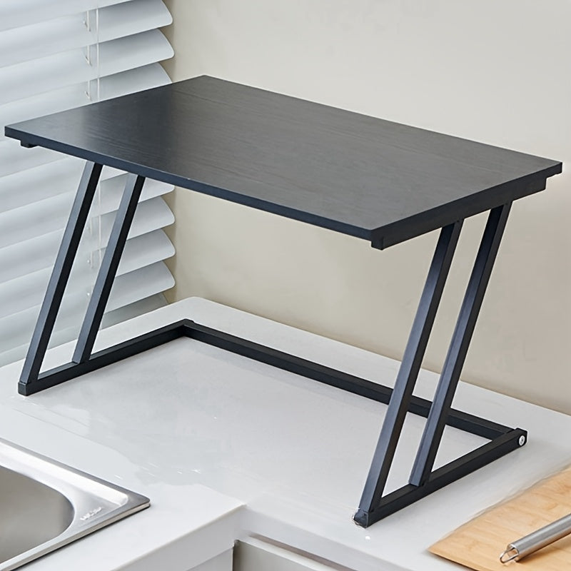 Oʻrmonli mikrotoʻlqinli pech uchun saqlash javonlari bilan oshxona tashkiloti uchun stol