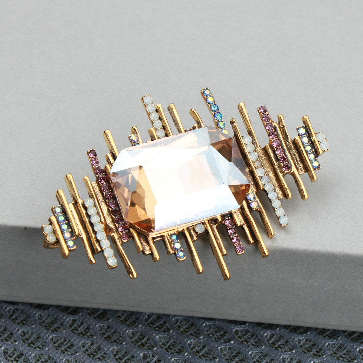 Vintage Style Brooch with Irregular Stripes for Quirky Fashion Accessory