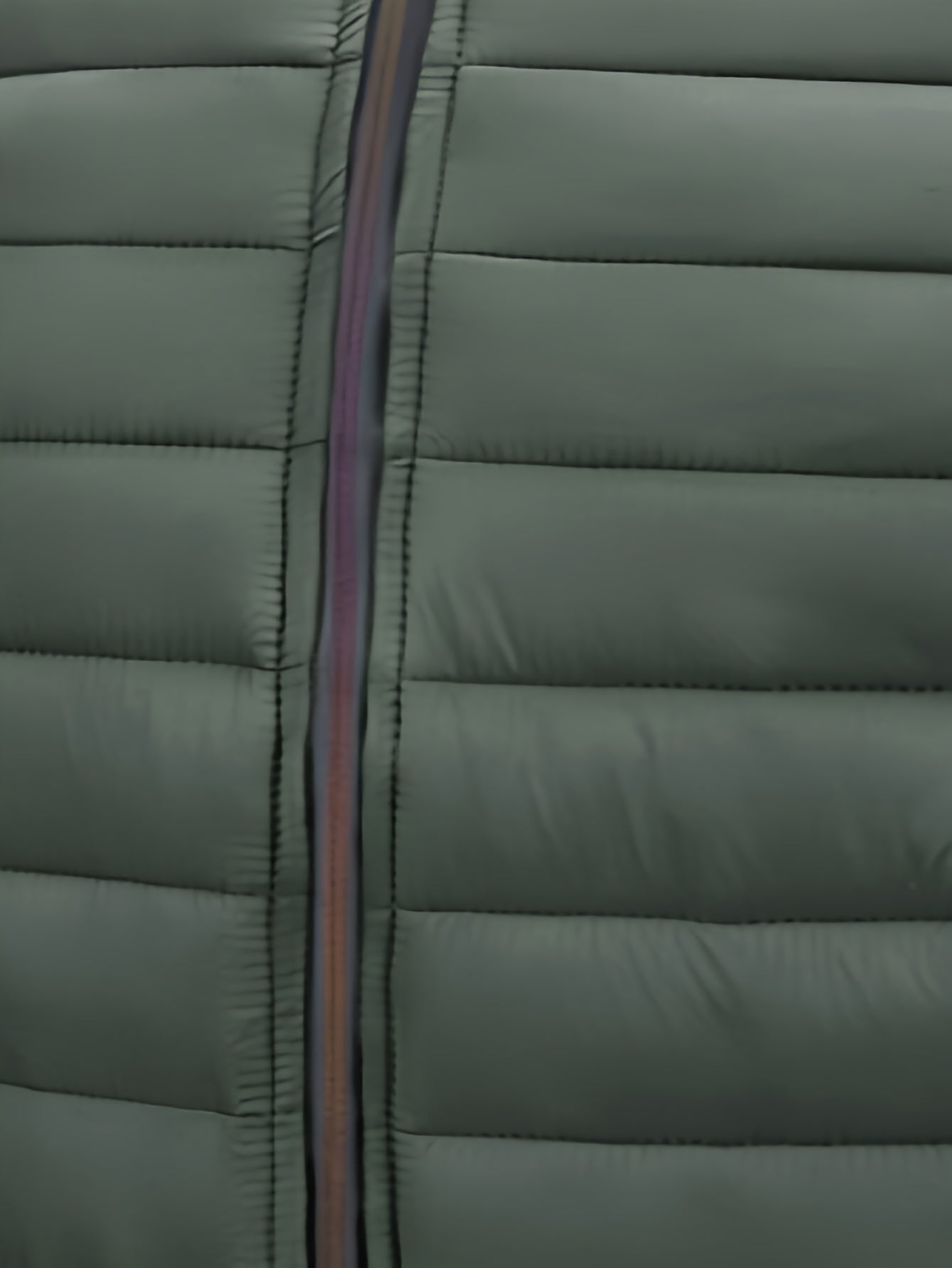 Erkaklar uchun qishki kapüşonli kurtka, yashil va to'q sariq fermuarli cho'ntaklar bilan, iliq naylon-poliester aralashmasidan tayyorlangan. To'liq fermuarsiz dizayn, ribbed bilak qismi va qulaylik uchun tikilgan izolyatsiya xususiyatlariga ega.