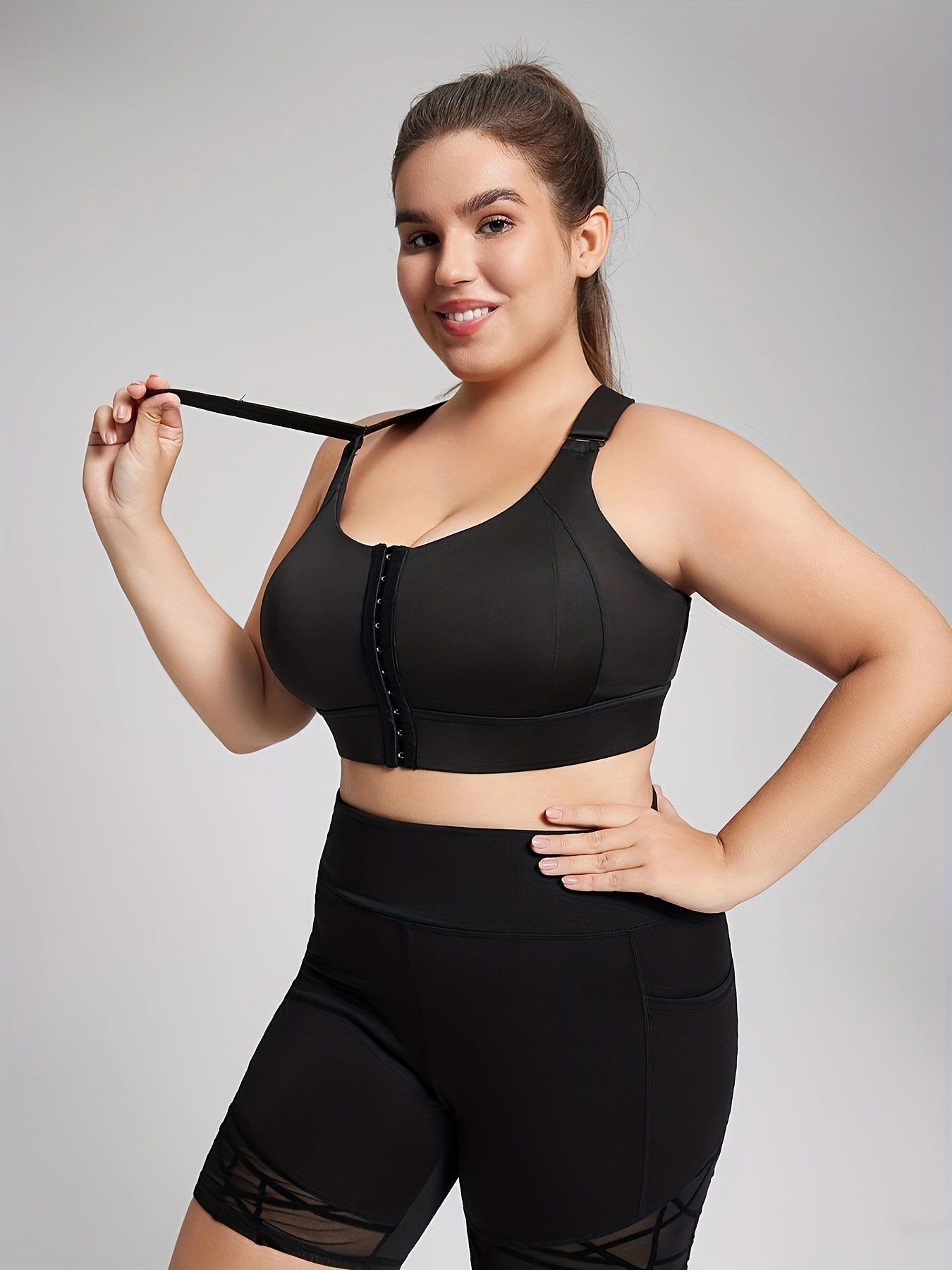 Plus Size Sports Bra with Zipper, Padded Cups, Adjustable Straps Black for Yoga