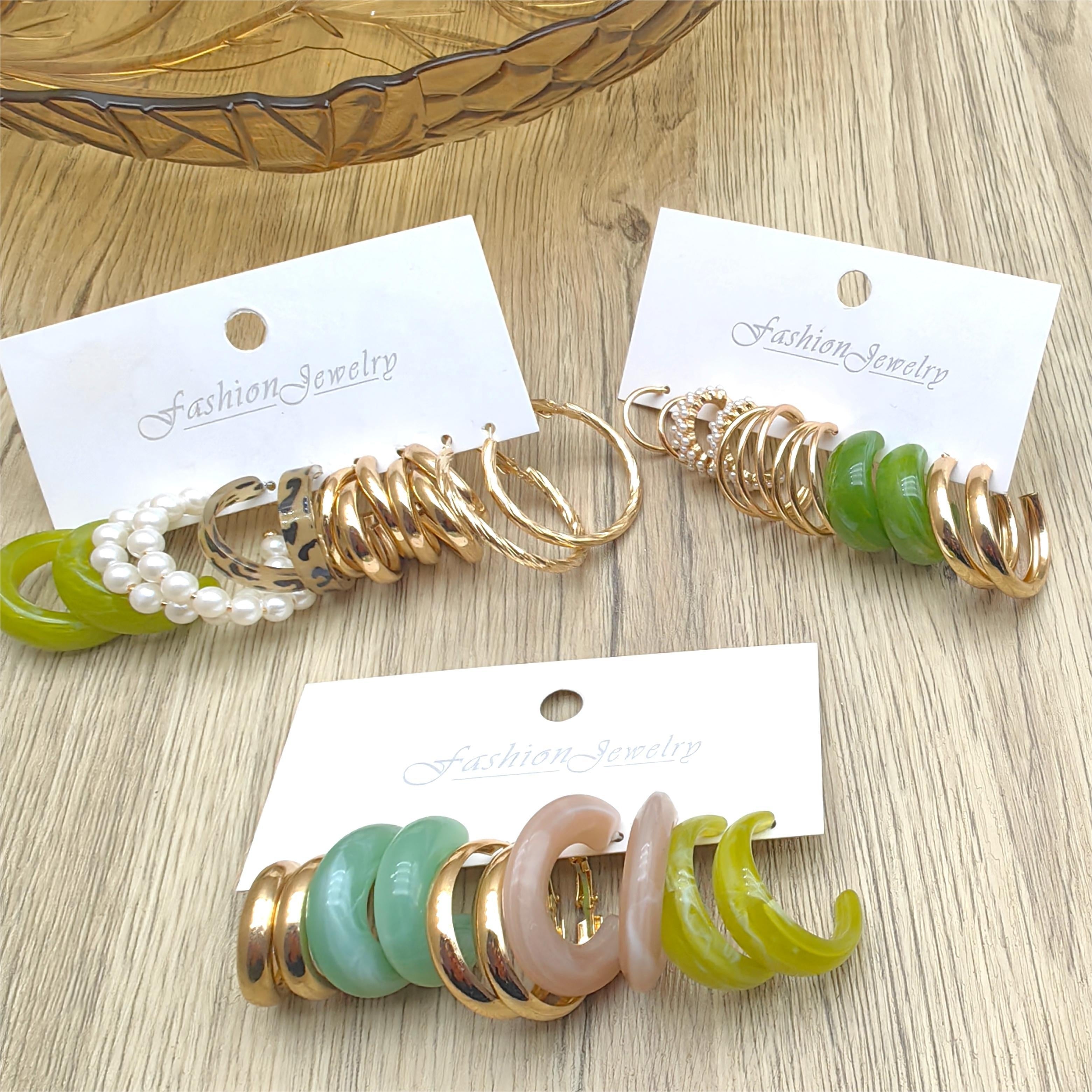 15 ta nafis rezina qotishma halqa sirg'alar to'plami, soxta marvarid doira dizayni bilan, ayollarning kundalik kiyimlari uchun vintage nafis uslubini namoyish etadi.