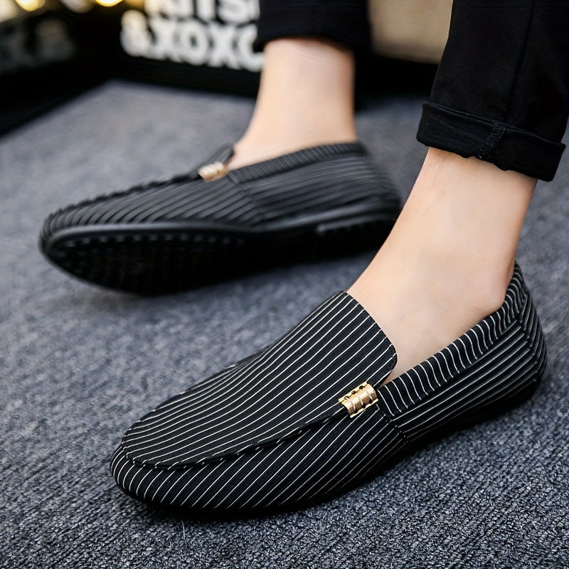 Mocasines slip-on de malla para hombre con patrón geométrico en negro y blanco para uso en exteriores
