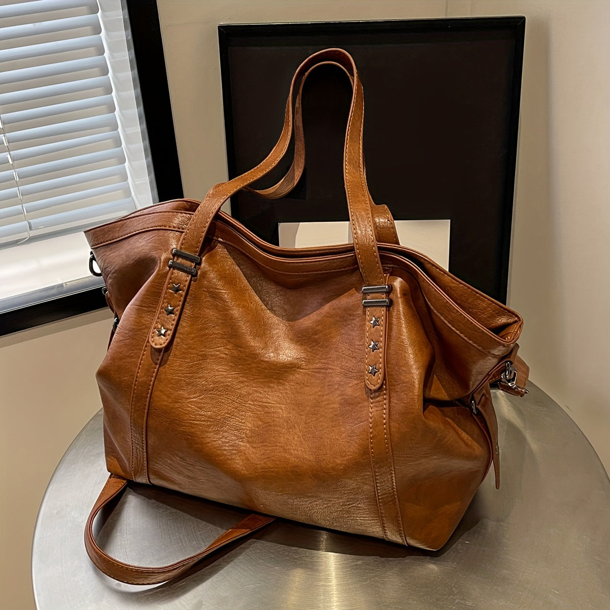 Стильная однотонная сумка-тоут с большой вместимостью, дизайн с пятиконечной звездой, универсальна для повседневного использования женщинами, подходит для работы, покупок и обедов.