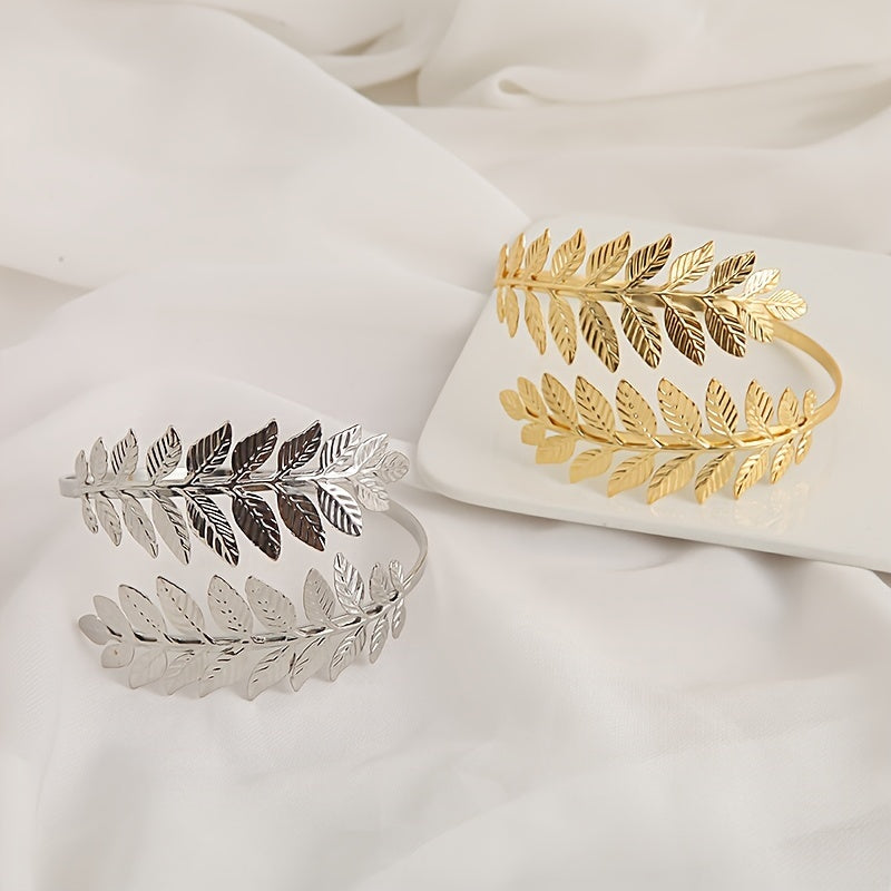 Cierre decorativo para cortinas con detalles en oro y ganchos en forma de hoja