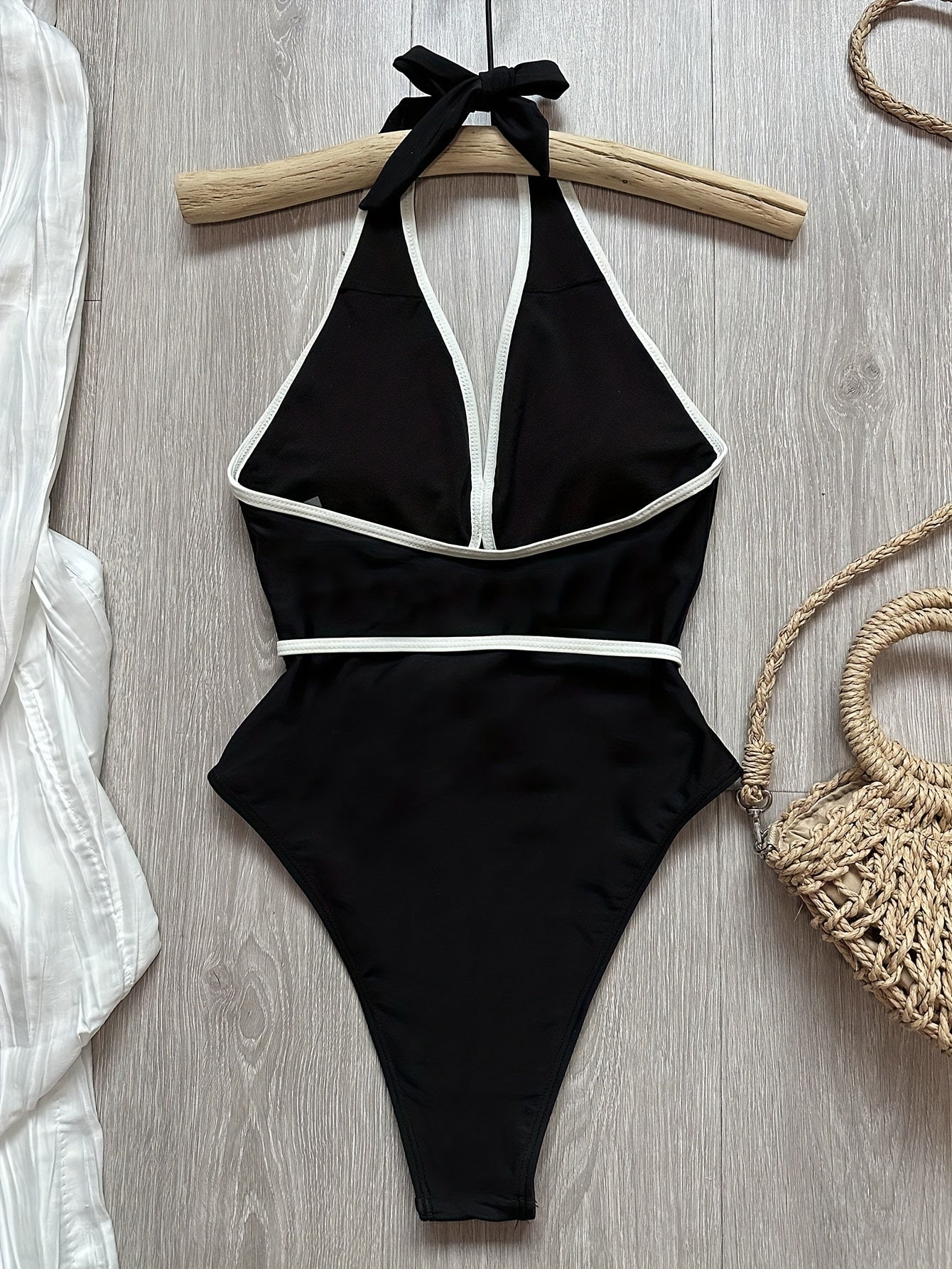 Bir parcha oq gullar bilan bezatilgan bog'ichli plyaj bikini.