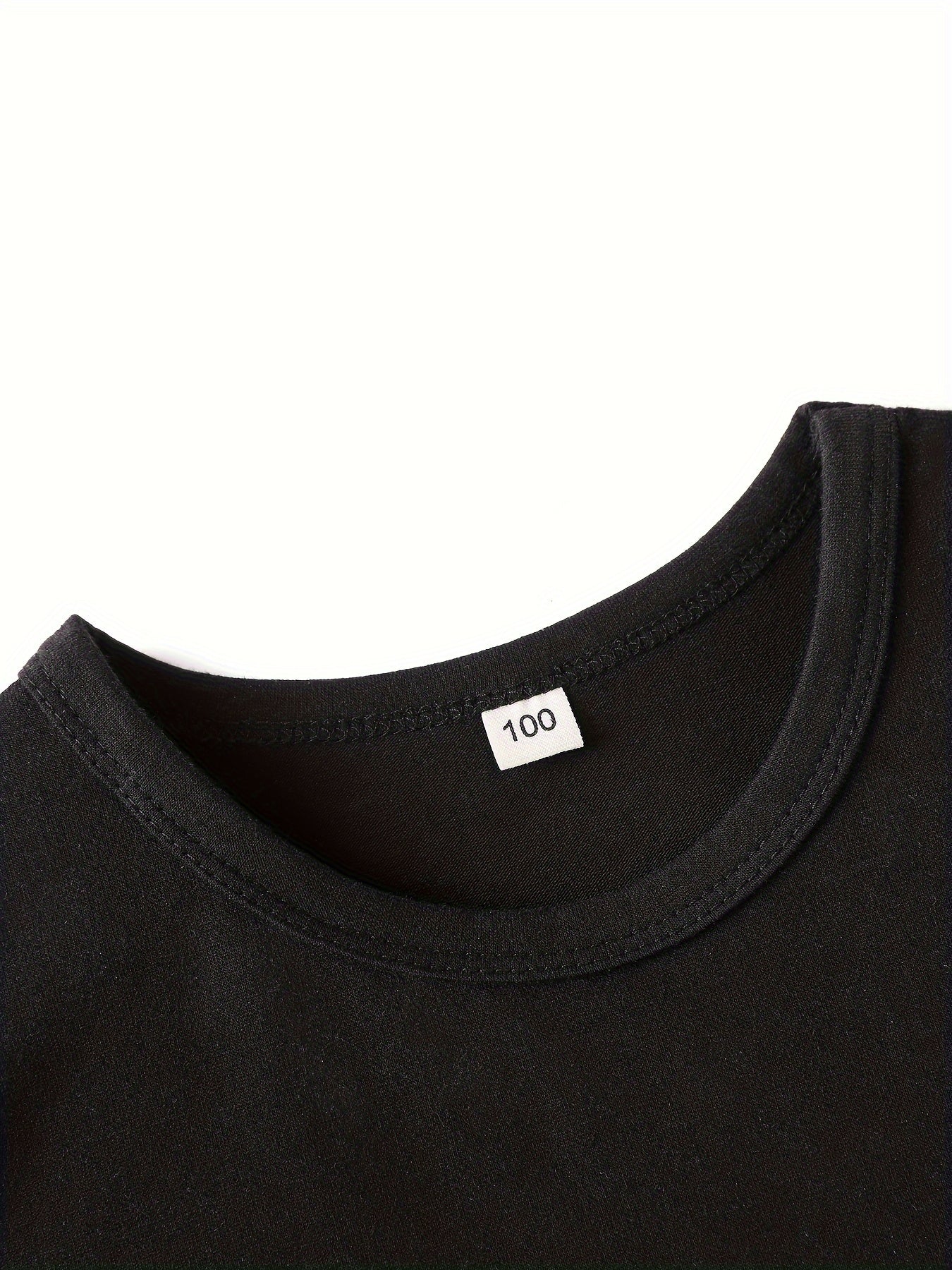 Yigitlar uchun yozgi sher rasmi bilan yozilgan, alfavit naqshli ko'ylak