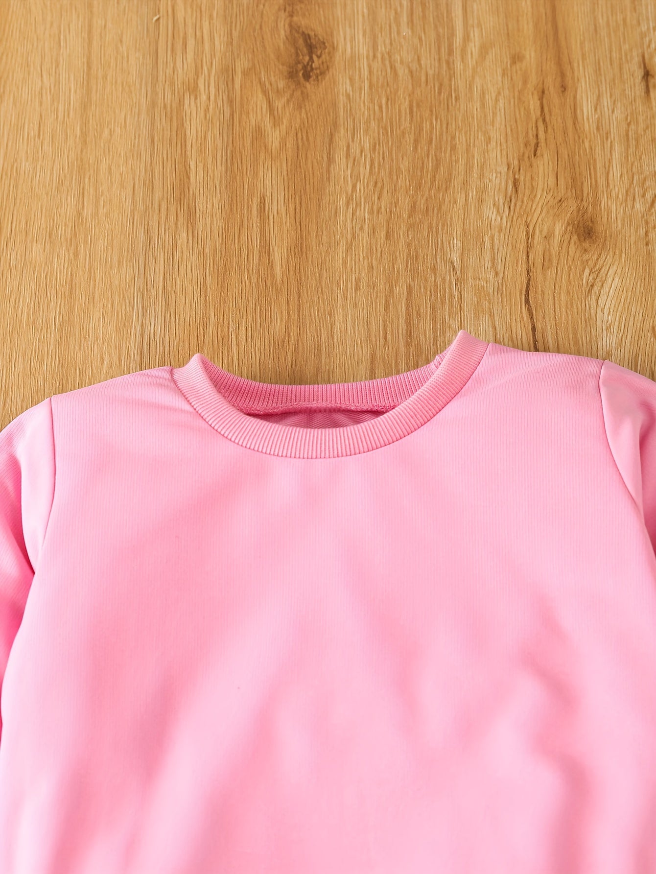 Qizlar uchun tasodifiy uslubdagi sviter, harf bosma va denim bell-bottom fringe shimlar to'plami bahor va kuz uchun