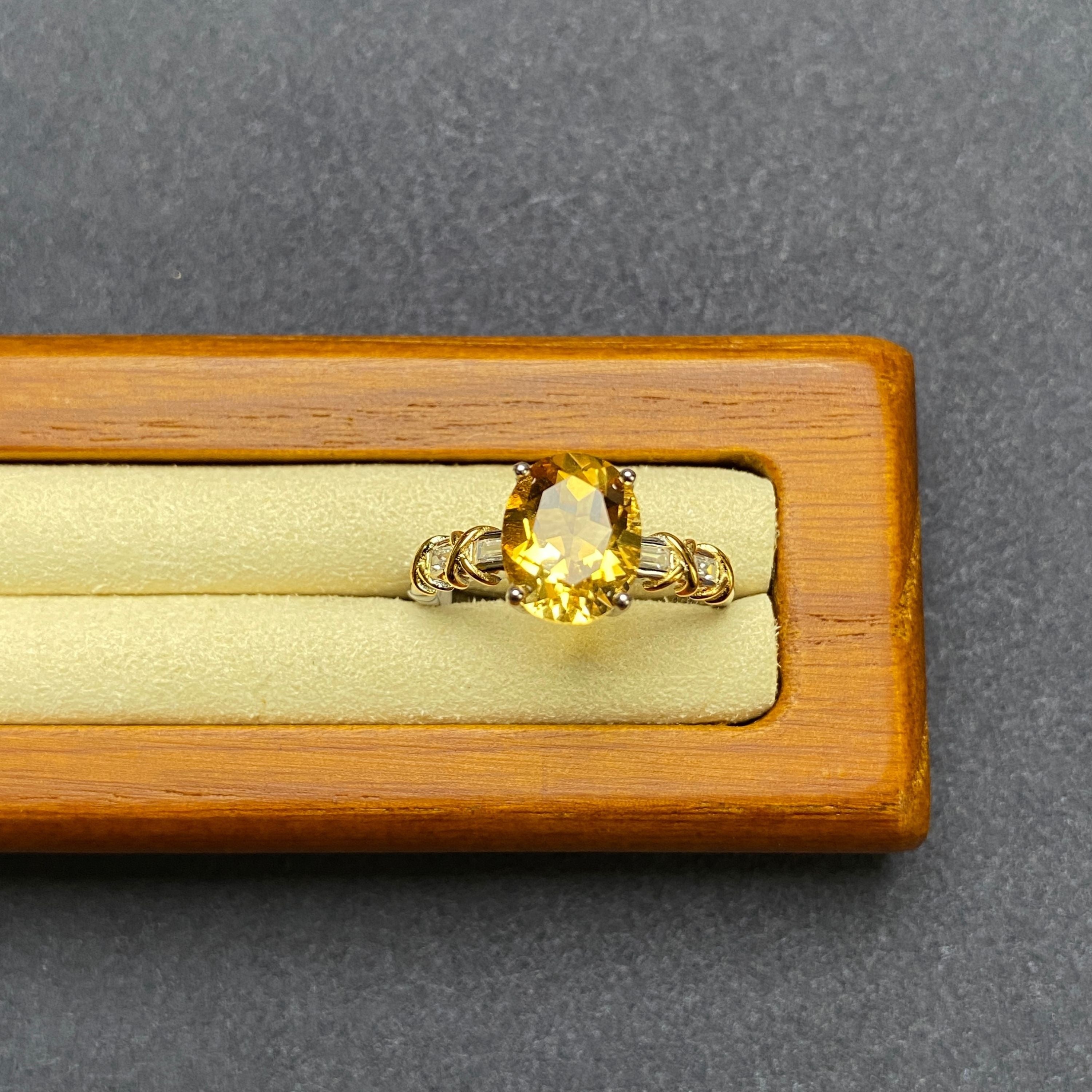 Стильное кольцо из серебра 925 пробы с регулируемой посадкой и натуральным камнем цитрин - идеально для праздников, романтических встреч и особых случаев.