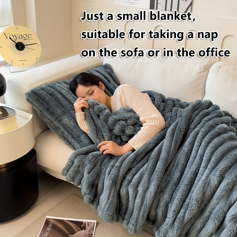 Уютное современное полосатое плюшевое одеяло, изготовленное из утолщённой полиэстеровой трикотажной ткани, идеально подходит для всех сезонов. Может использоваться как покрывало, одеяло для дневного сна или даже как одеяло для питомца. Вес 250-300 г/м².