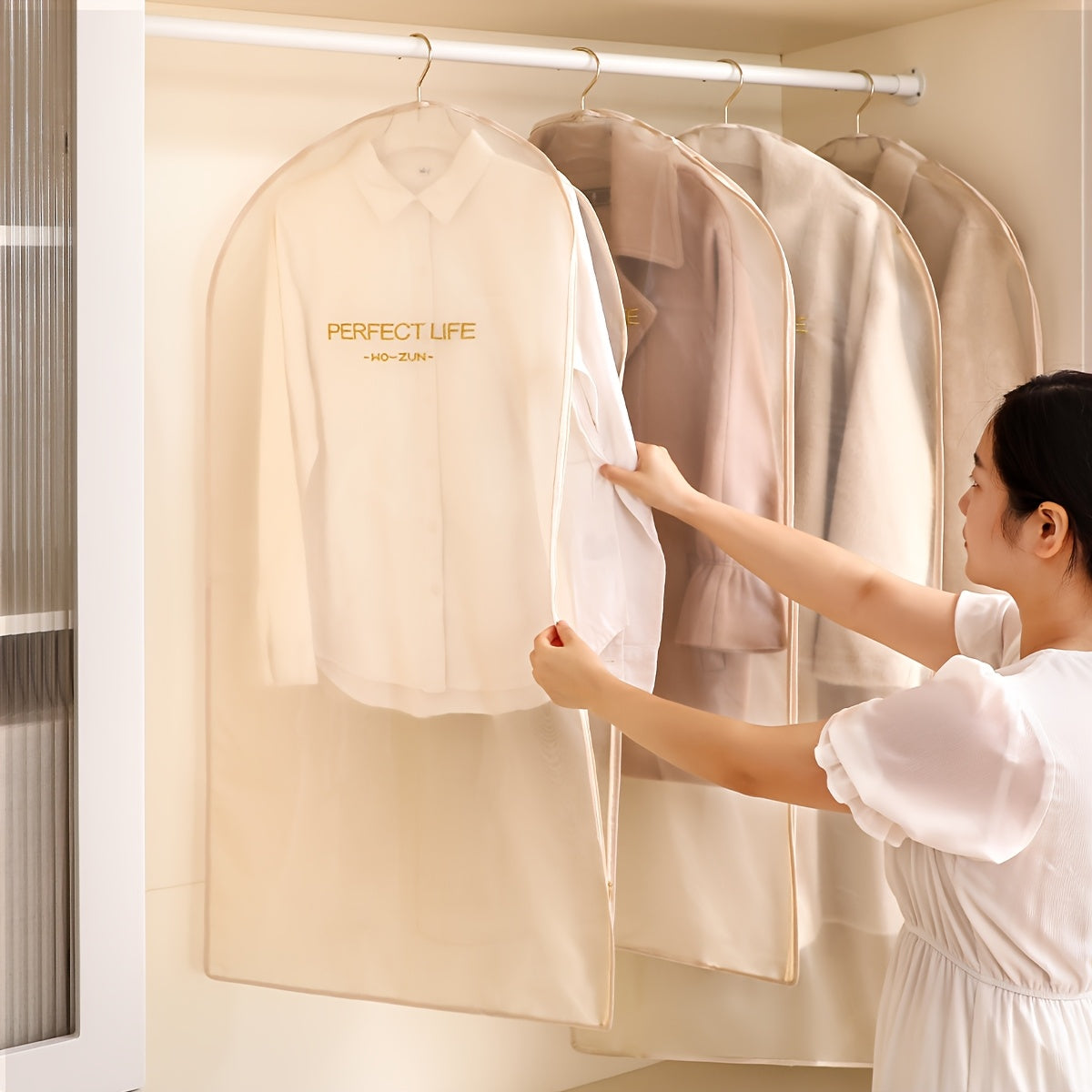 Yupqa zipp bilan kiyimlar uchun chang o'tkazmaydigan qopqog'li kiyim saqlash sumkasi, yostiqlar, ko'ylaklar tashkilotchisi