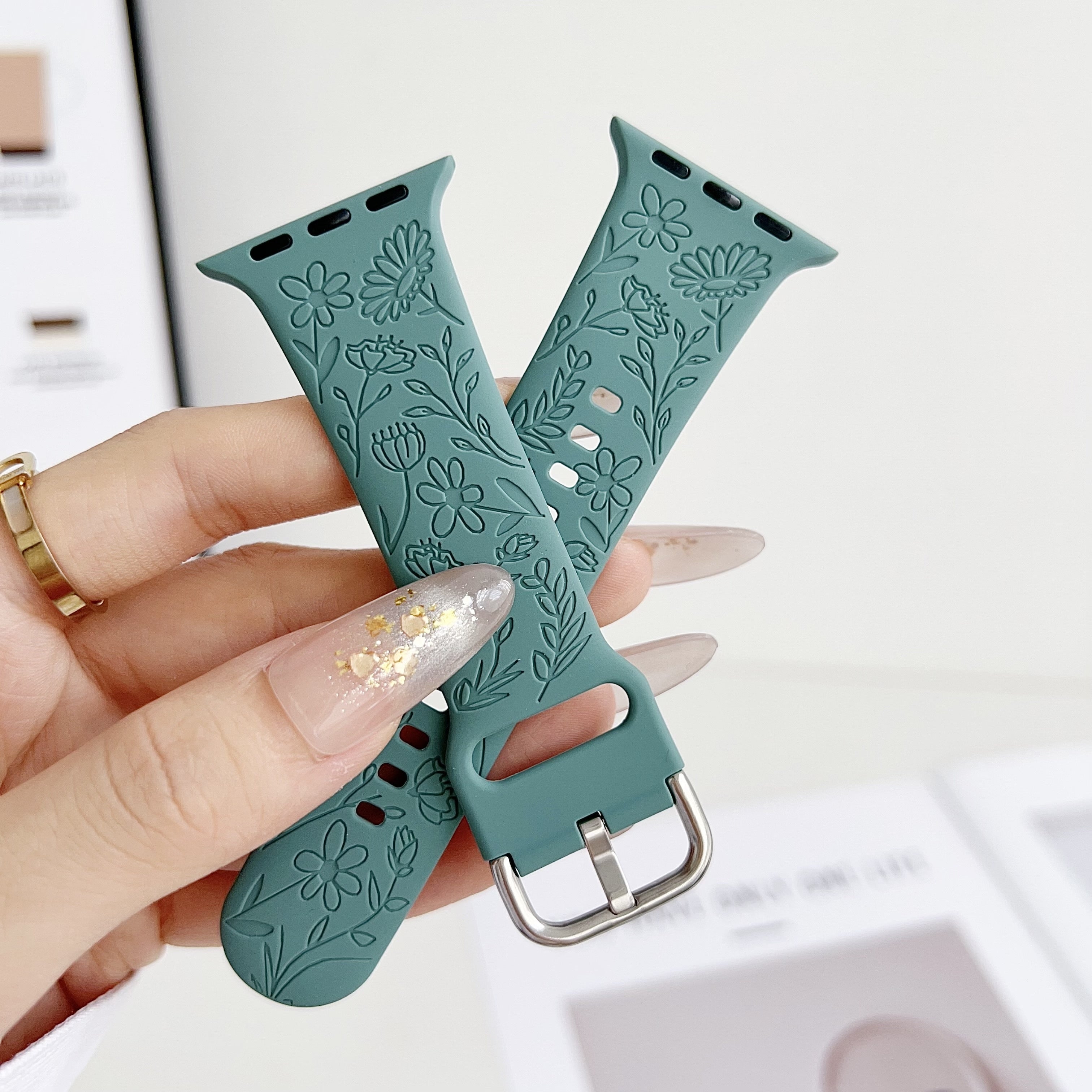 Стильный силиконовый ремешок для Apple Watch, подходящий для различных моделей и удобный для занятий спортом.