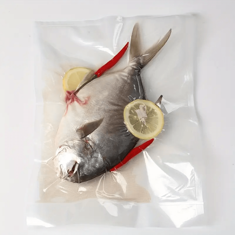 PE+PA materialidan tayyorlangan 1500cm (590.55in) qo'shimcha uzunlikdagi oziq-ovqat paketlash sumkasi ruloni. Baliq, losos, go'sht, meva va sabzavotni vakuumli yopishtirish uchun ideal, oshxona saqlash va yangi holatini saqlash uchun optimal.