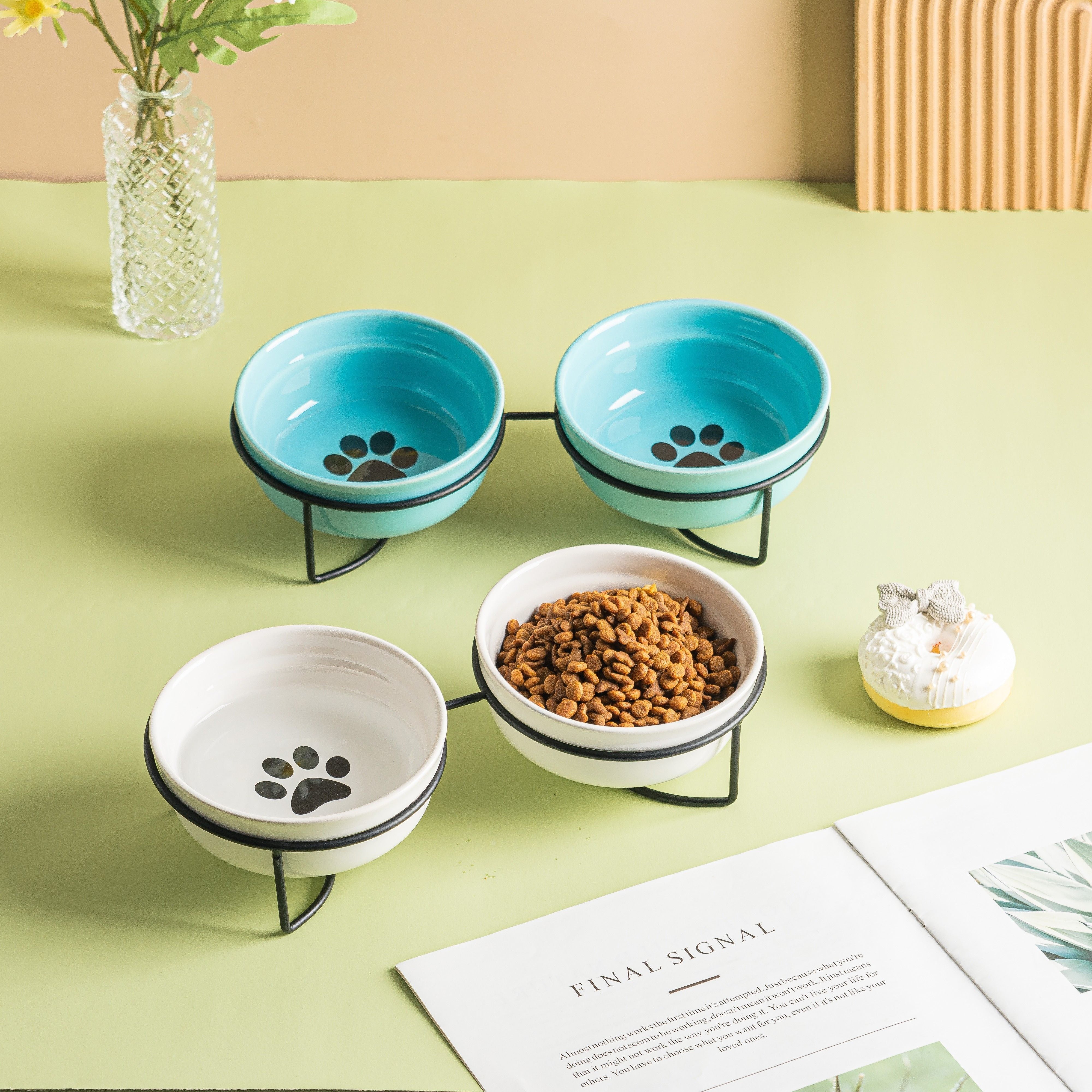 Silikonli qumushli keramika mushuklar uchun idishlar, temir stand bilan 12.19cm balandlikda, ikki tomonlama ovqatlanish idishlari, bo‘ynini himoya qilish