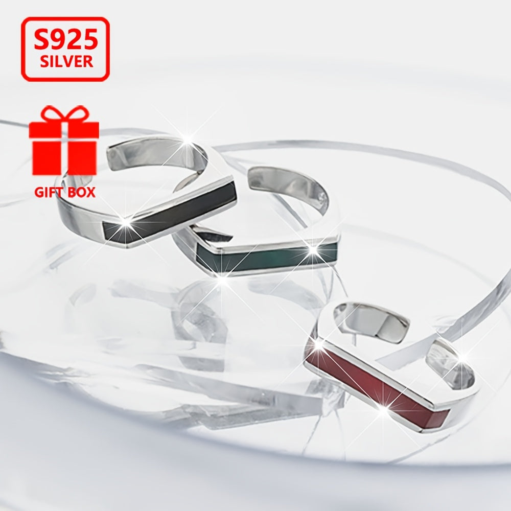 Красивое и настраиваемое кольцо из серебра 925 пробы с стильным геометрическим прямоугольным дизайном и акцентами из смолы. Идеально подходит для особых случаев и подарков. Весит 3,25 г, станет приятным сюрпризом.