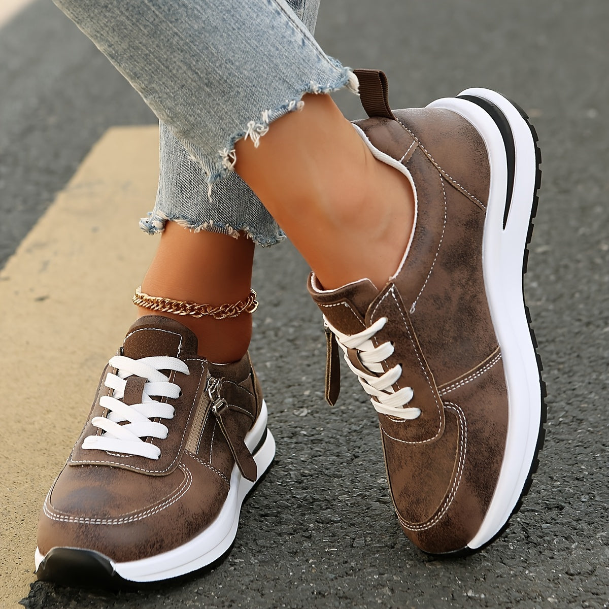 Women's Casual Lightweight Low Top Sneakers with Lace-Up Round Toe Fabric Lining