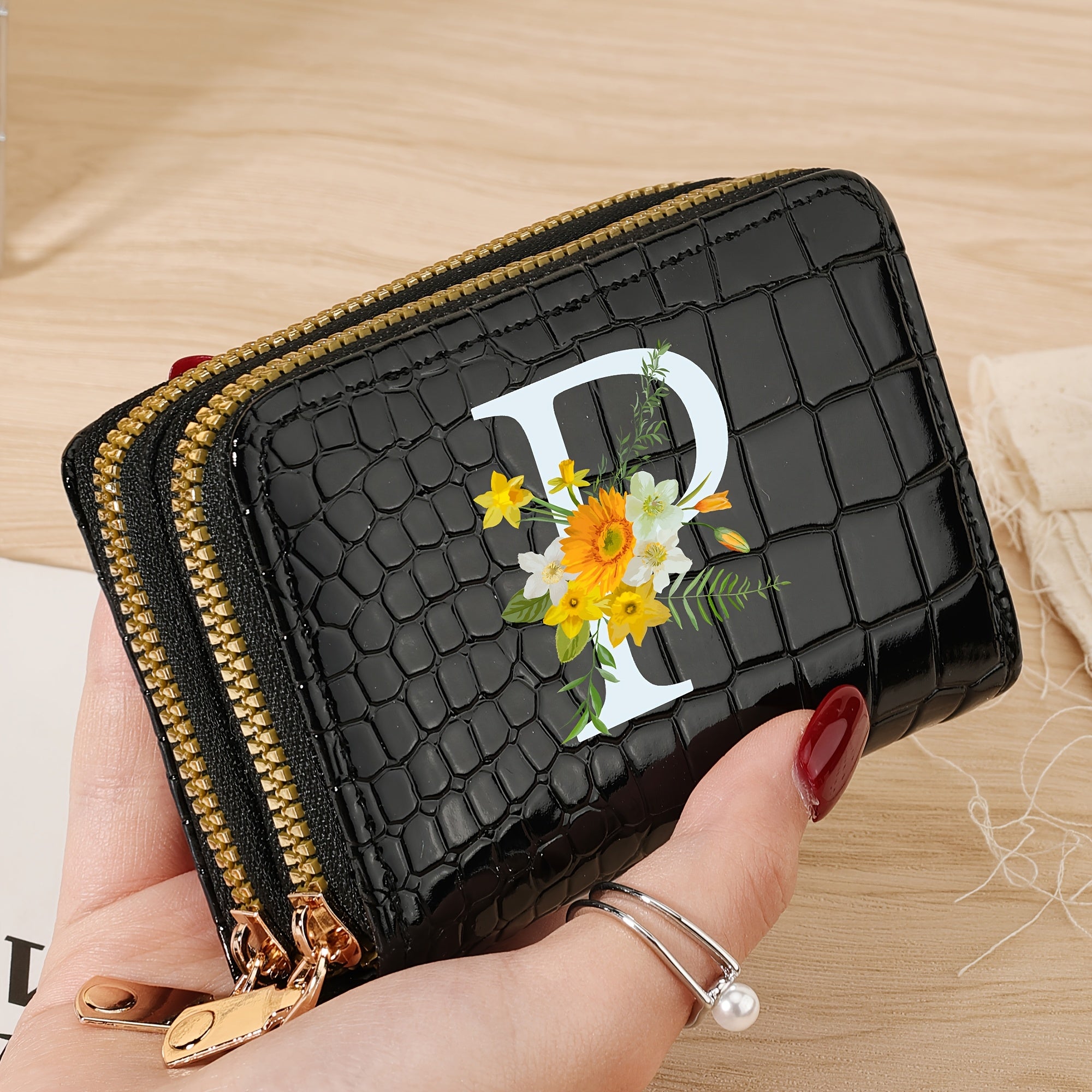 Bir nechta slotlari va zamonaviy fermuari bo'lgan mustahkam kredit karta saqlash sumkasi, maktab, yotoqxona va maktabga qaytish uchun zarur bo'lgan buyumlar uchun.