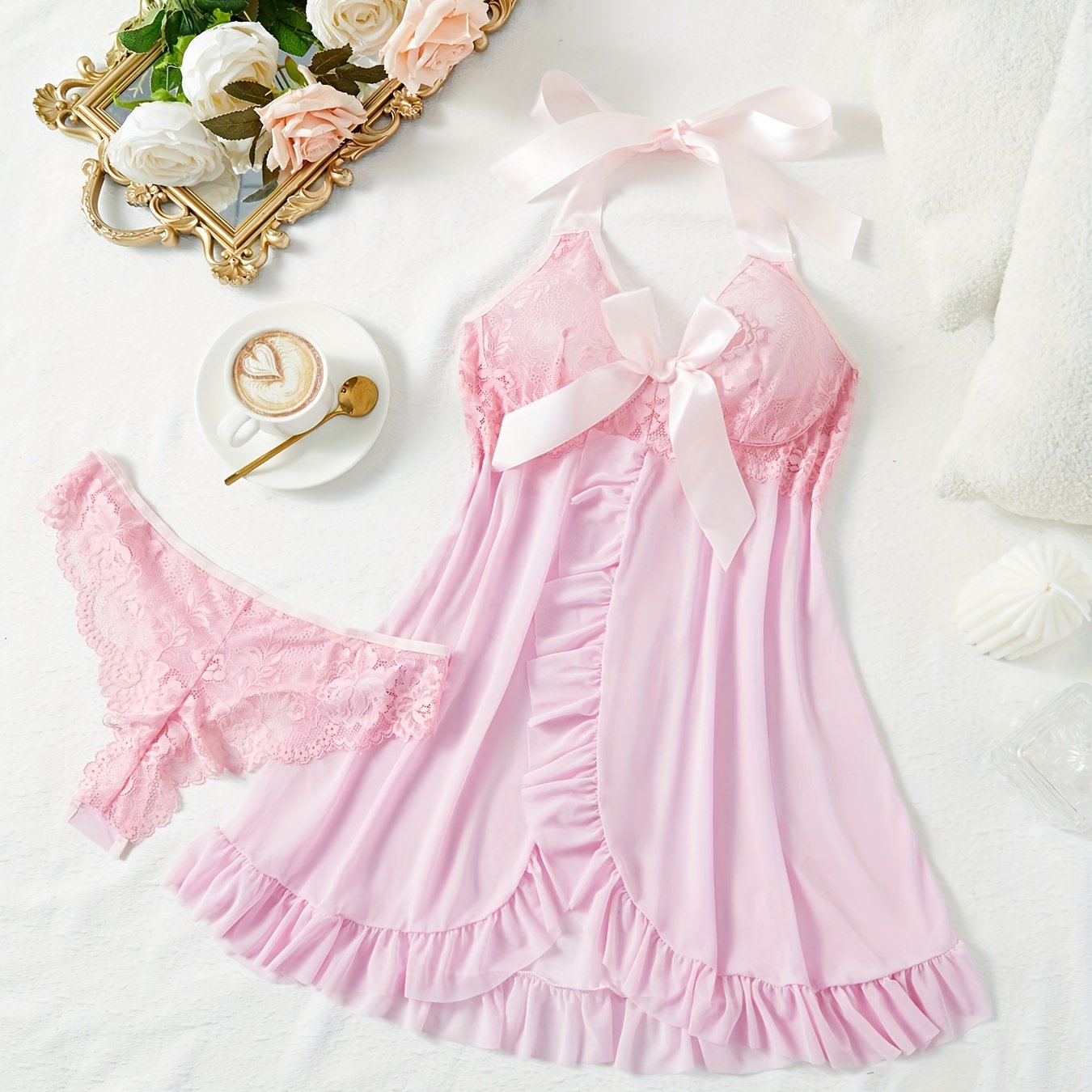 Ayollar uchun bog'ichli tafsilotlari, halter bo'yinli mini slip ko'ylagi va thong ichki kiyimdan iborat sexy dantel ichki kiyim to'plami.