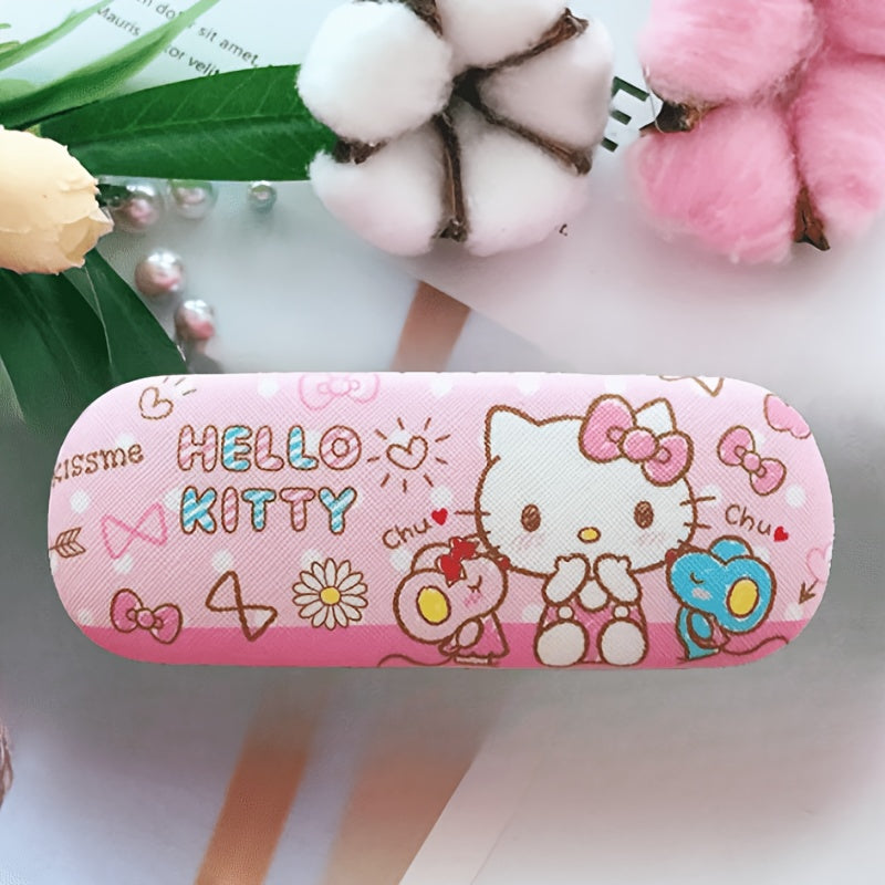 Sanrio ning Hello Kitty va Kuromi qahramonlari bilan bezatilgan zamonaviy ko'zoynak qutisi, chizishlardan himoya qilish uchun mo'ljallangan, ayollar uchun ideal, mustahkam sun'iy charm materialidan tayyorlangan.