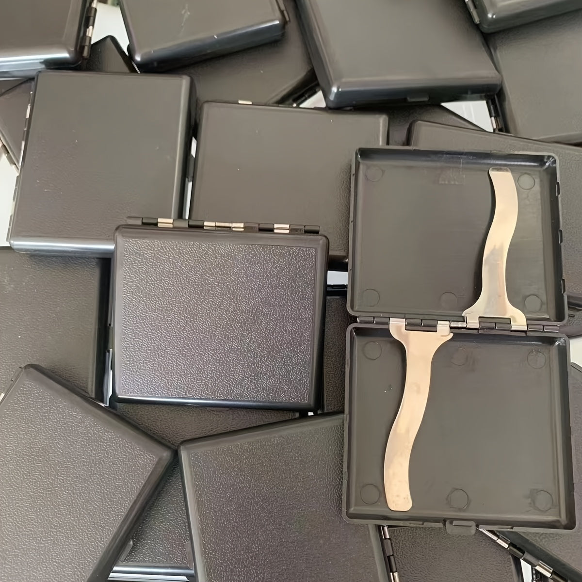 Men Frosted Plastic Cigarette Case Holds 20 Cigarettes Moisture-Proof