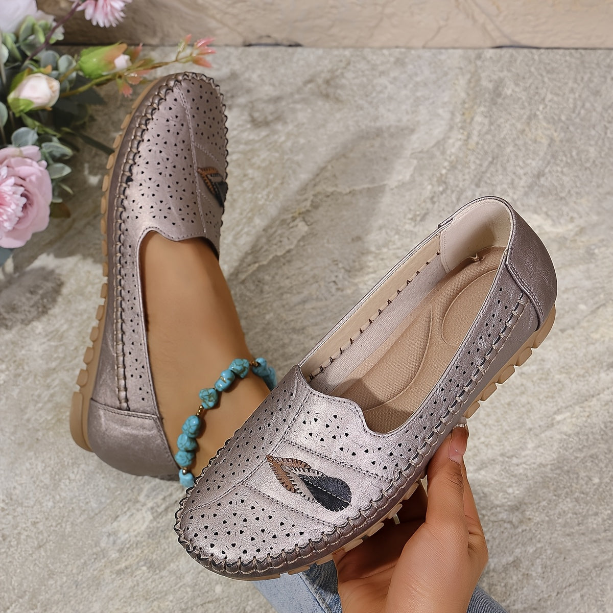 Women Plus Size Retro Water Drop Flat Shoes Breathable Comfort Slip-On