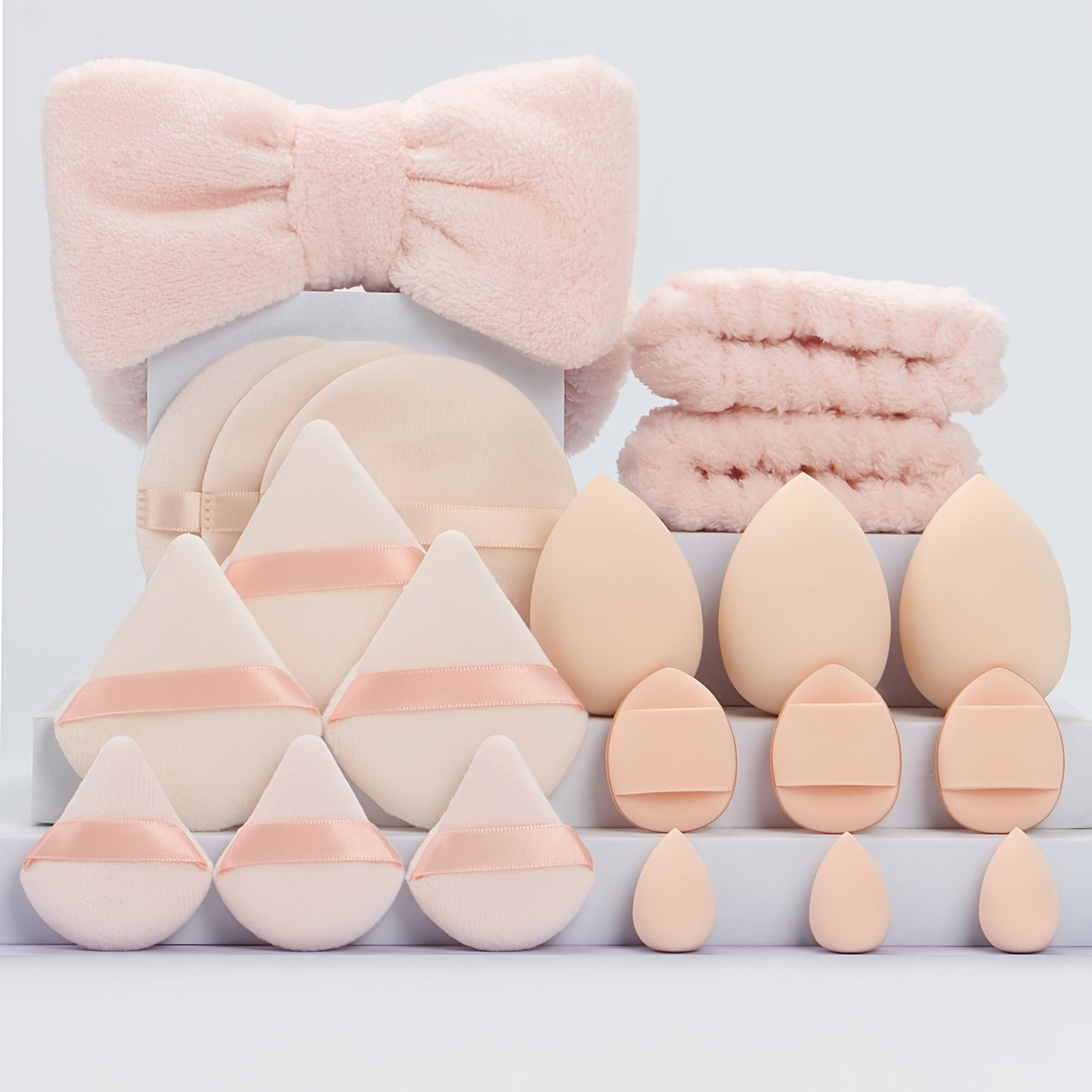 21 ta soch aksessuarlari to'plami, shu jumladan, kapalak boshbandi, bilakbandalar, kukun pufflari, makiyaj gubkalari, barmoq yostiqlari, makiyajni olib tashlash padlari va mini go'zallik gubkalari.