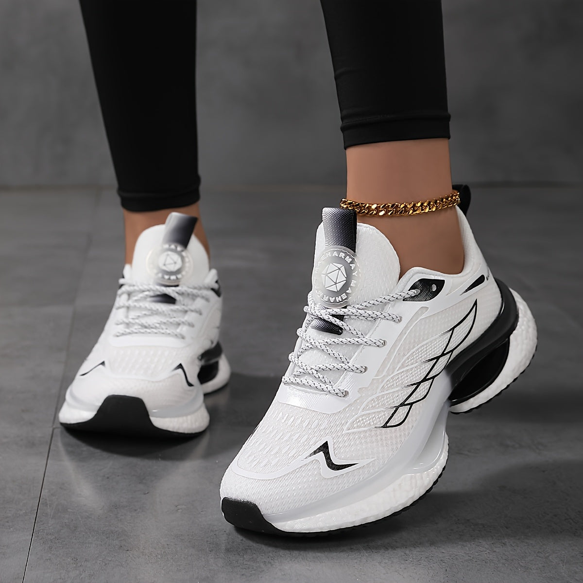 6-12 o'lchamdagi ayollar uchun plus size sport krossovkalari uch xil rangda, engil, nafas oladigan to'r, zarbani yutish, sirpanmas taglik, shoelace yopilishi va tasodifiy past-top dizayni bilan ta'minlangan.