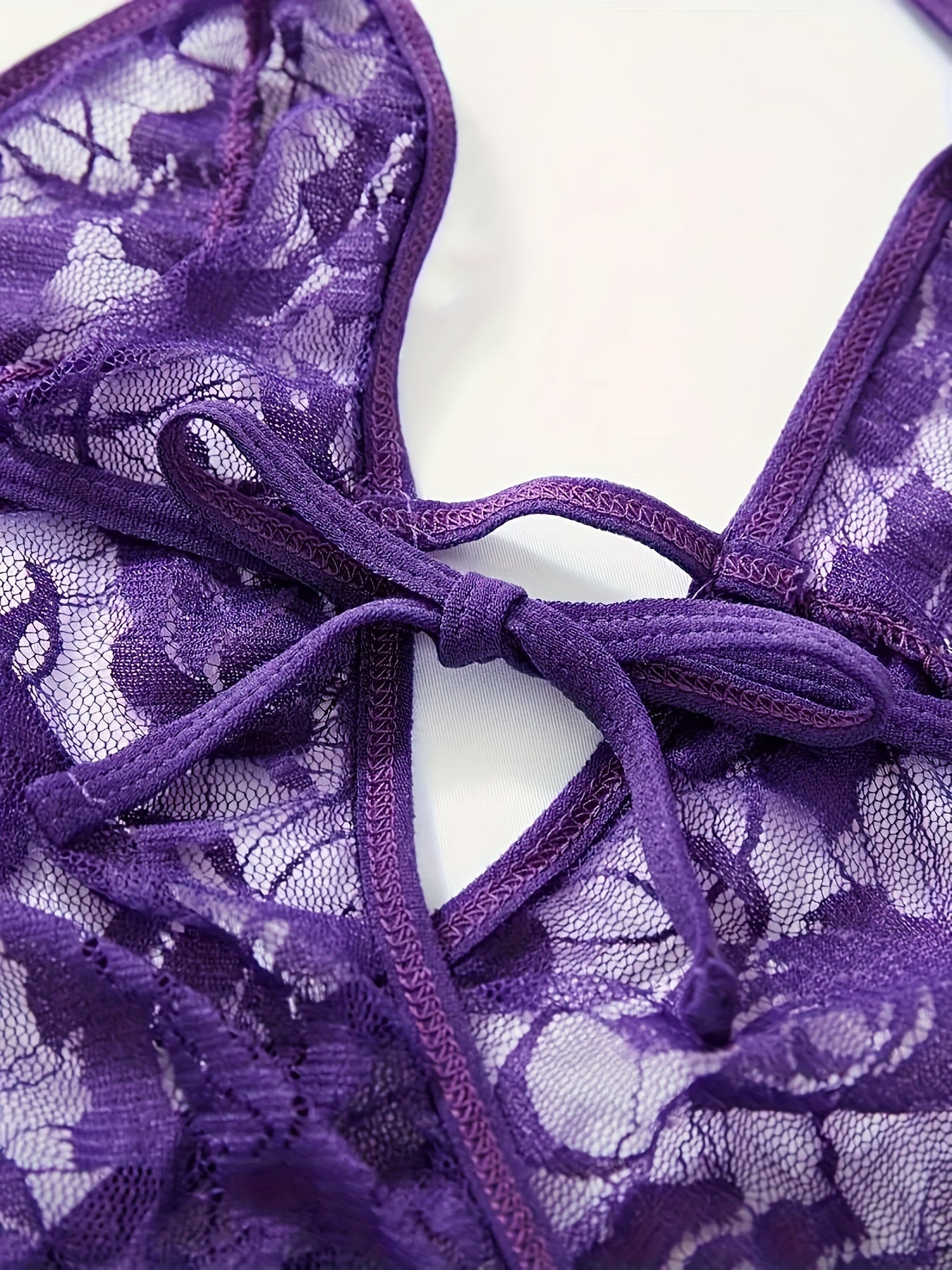 Juda chiroyli, ko'rinadigan dizayni va bo'yin tasmasi bilan sexy dantel bodysuit