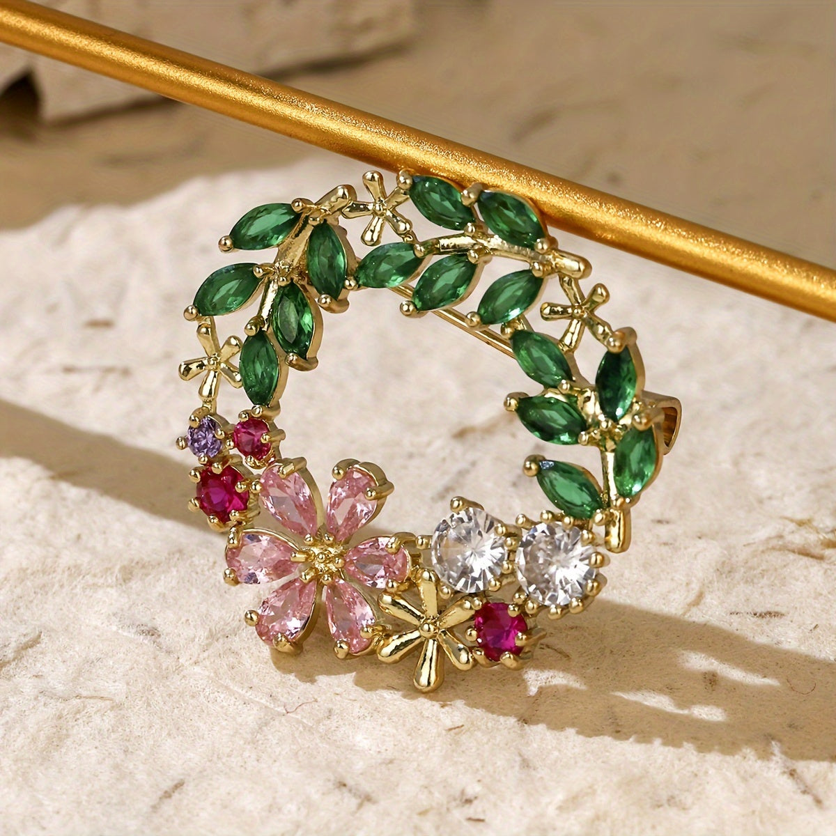 Vintage uslubidagi gullar bilan bezatilgan yeng pin, porloq zirkoniy bilan, ayollar uchun sharf va kiyimlarga hashamat va nafislik qo'shish uchun mukammal.