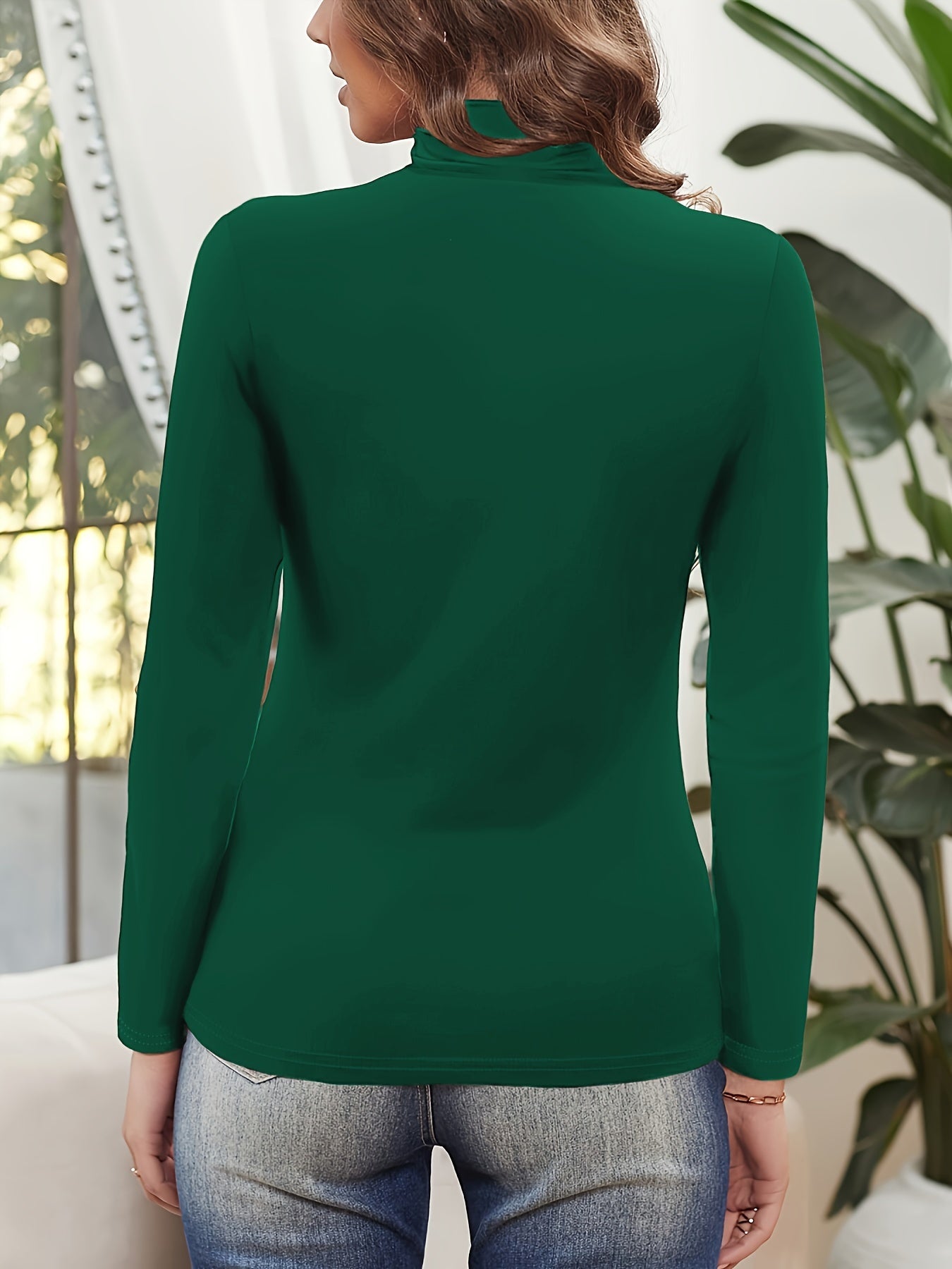 Blusa de mujer con cuello alto fruncido en marrón oscuro, manga larga y micro elasticidad