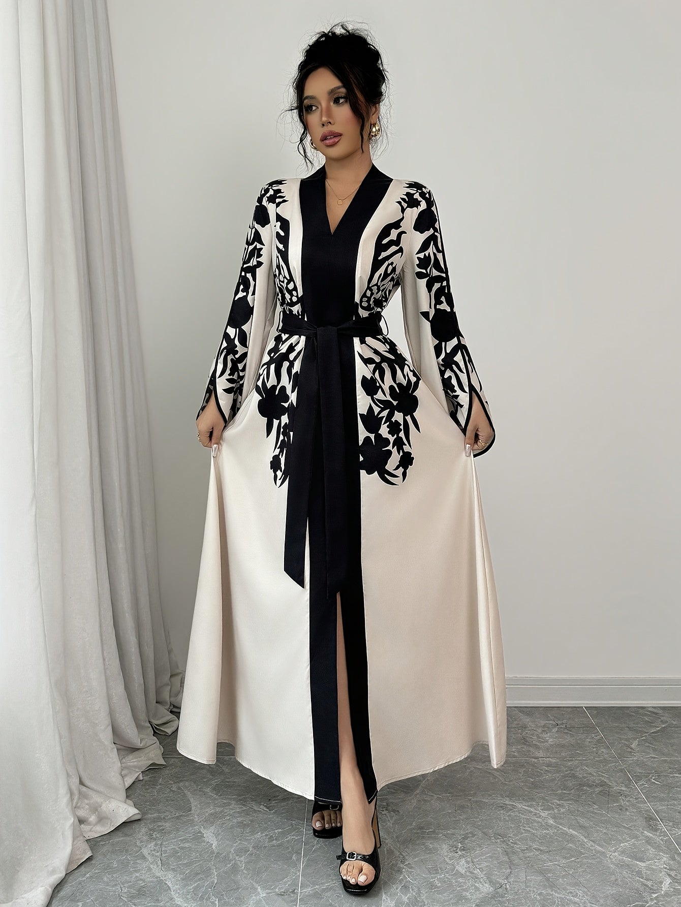 Элегантное длинное платье-макси с длинными рукавами, поясом с цветочным и животным принтом, V-образным вырезом и широкой юбкой-каскадом