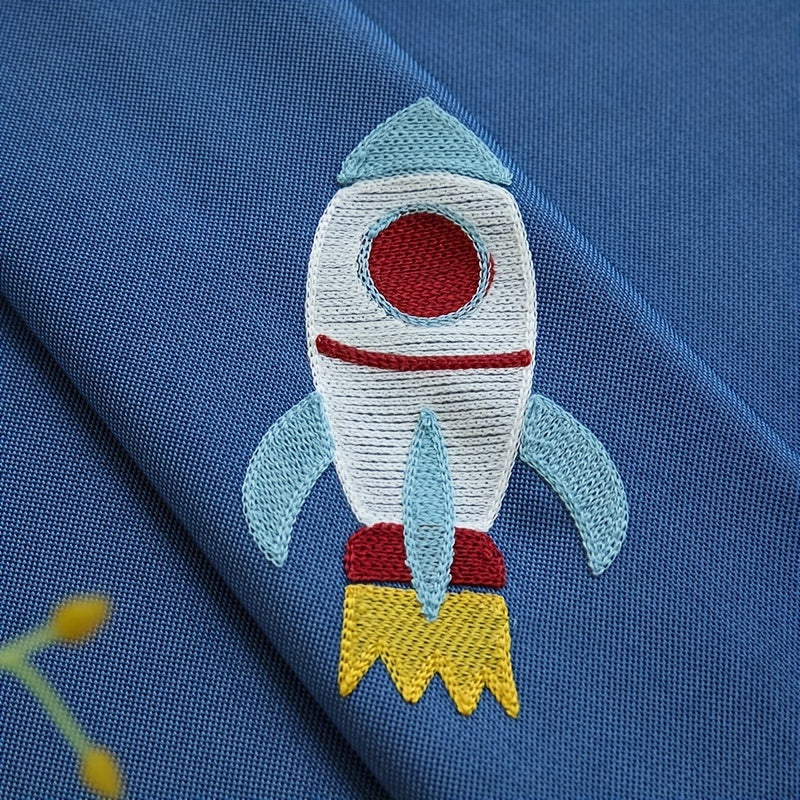 Dengiz ko'k rangli sun'iy flaxdan yasalgan parda, bolalar uchun chizilgan naqshlar bilan, yotoqxona derazasi uchun oq kosmik bolalar chizilgan tül pardasi bilan birga.