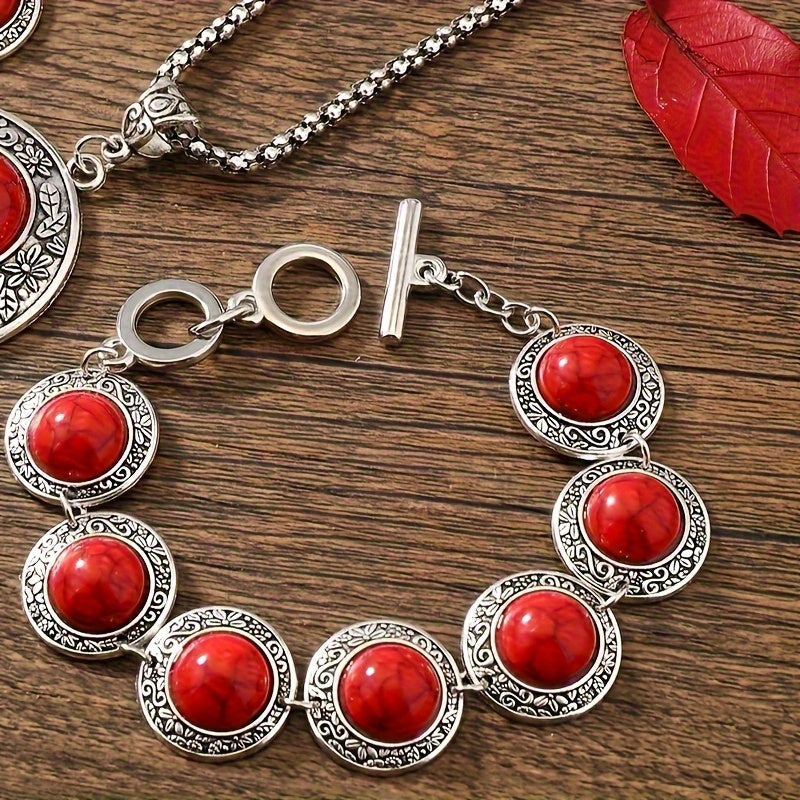 Винтажный комплект украшений, включающий пару серег, браслет и ожерелье, все серебряные с инкрустированными драгоценными камнями и ретро-резьбой на поверхности. Эти изделия идеально подходят для сочетания с повседневной одеждой.