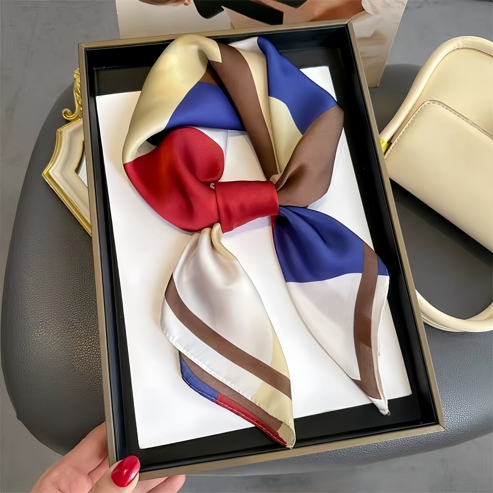 Ayollar uchun geometrik satinning kvadrat sharf 69.98cm yumshoq silliq moda bo‘yi bandana shalvar