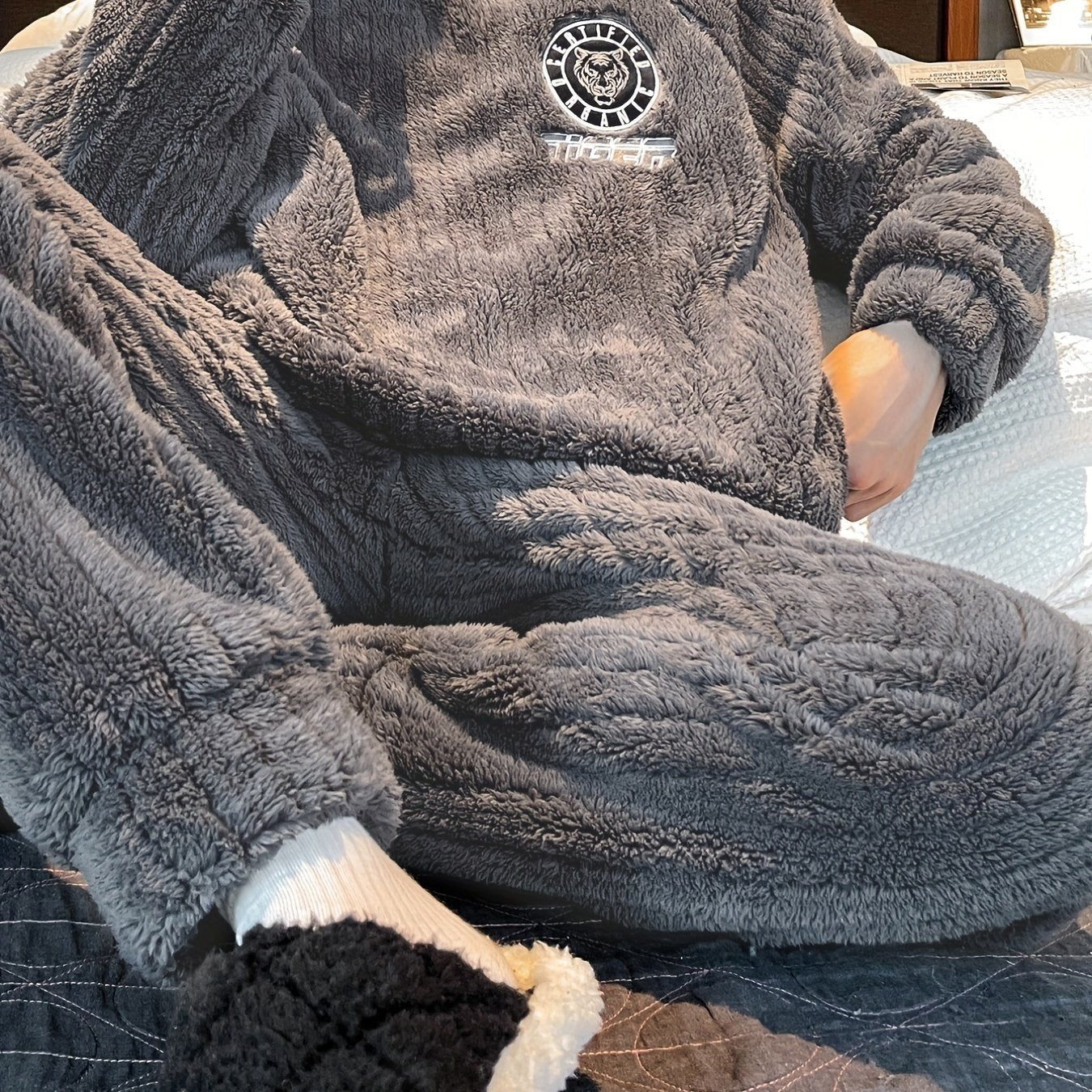 Men's Flannel Pajama Set with Tiger Print Long Sleeve Crew Neck Lounge Wear for Winter