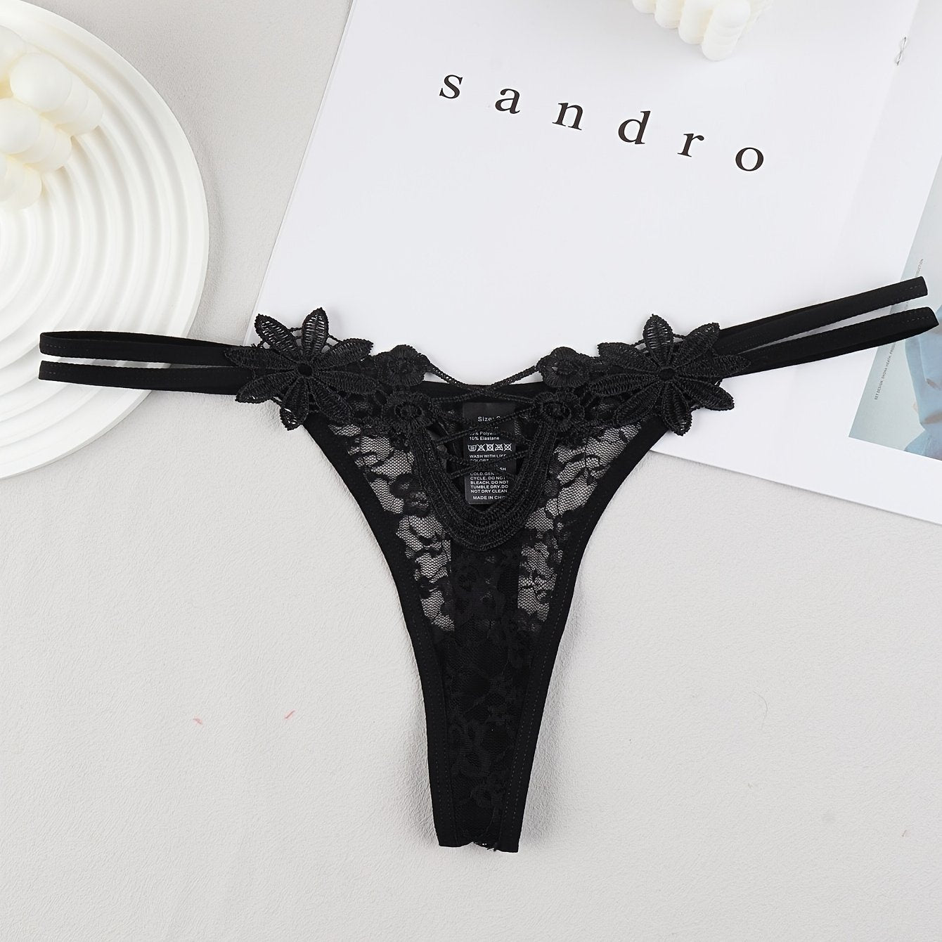 Красные кружевные стринги с сетчатыми деталями, изготовленные из 90% полиамида и 10% эластана, идеально подходят для взрослых.