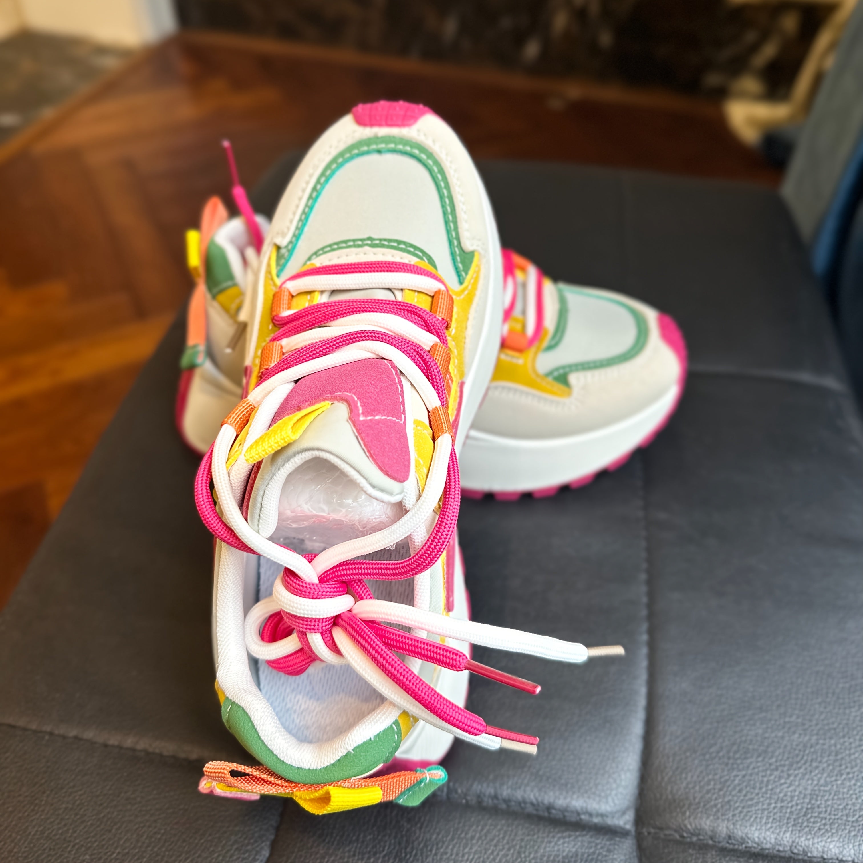 Ayollar uchun nafas oladigan tarmoq yozgi kundalik sport krossovkalar oq qalin kauchuk taglik