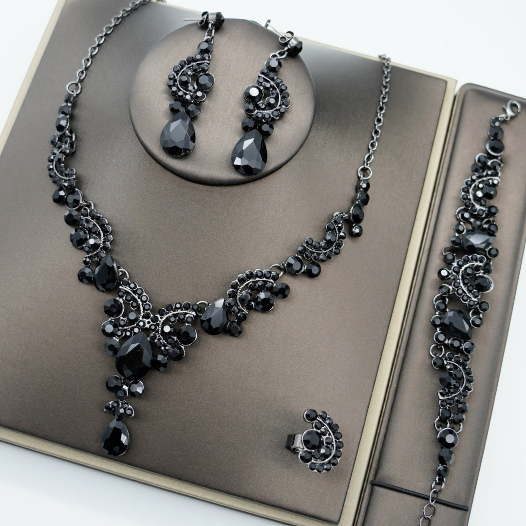 Ayollar uchun nozik 5 qismli zargarlik to'plami - Sink qotishmasidan va porloq rhinestone'lardan tayyorlangan, quloq bilaguzuklari, marjon, bilaguzuk va uzukni o'z ichiga oladi - To'y, ziyofat yoki banket kiyimlaringizga mukammal qo'shimcha