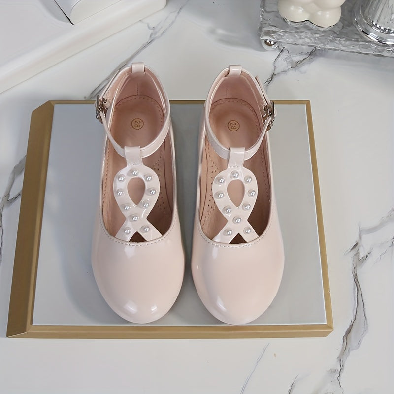 Zinati qora malika poyabzallari, marosimlar va ochiq havoda faoliyatlar uchun mukammal, marjonli bezaklar bilan.