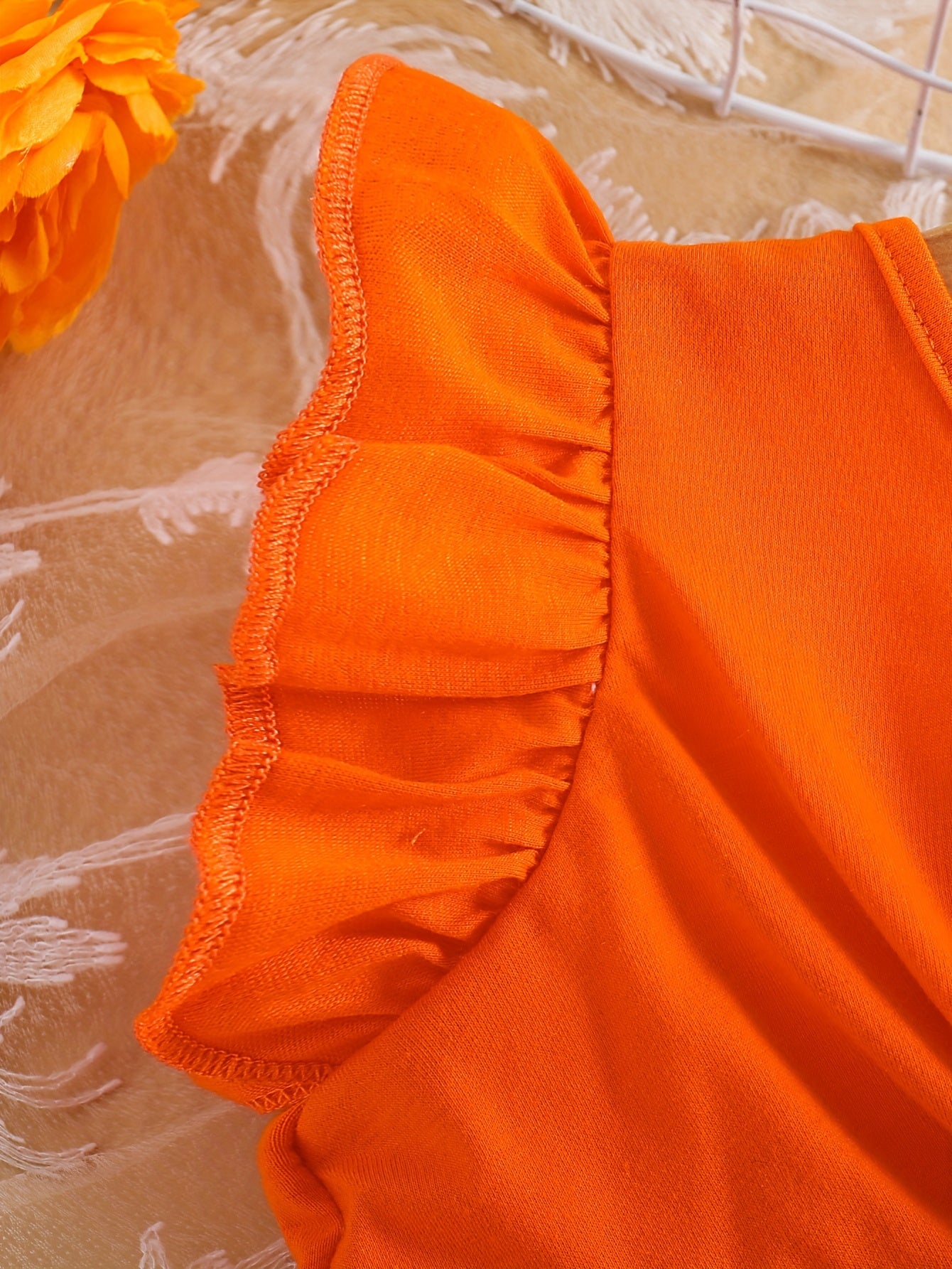 Qizlar uchun yozgi tasodifiy kiyim - dantelli yengsiz bluzka va belbog'li bosma gullar bilan bezatilgan short.