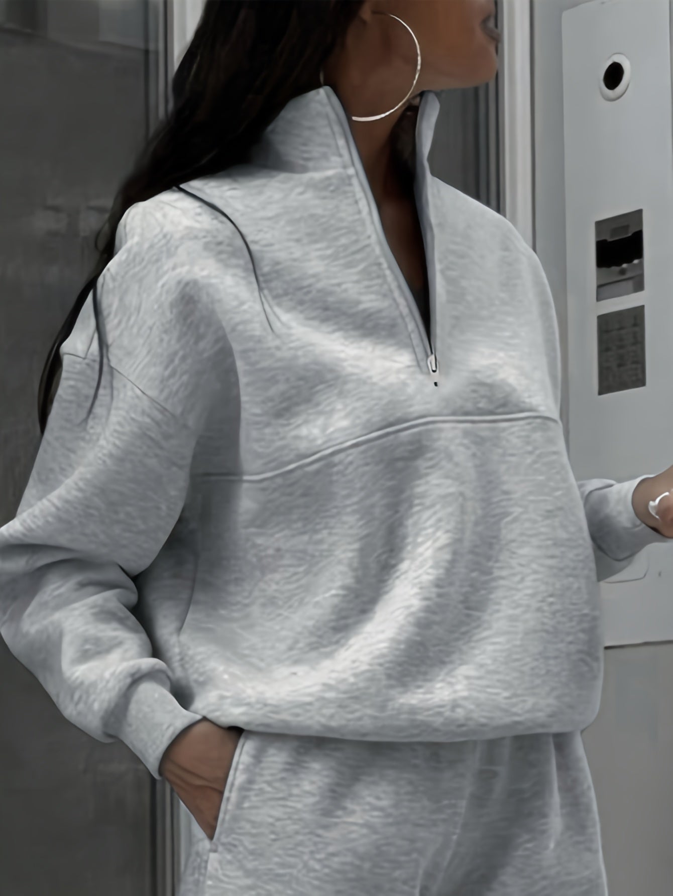 Plus o'lchamdagi kulrang futbolka ayollar uchun uzun qolli, yarim zipli, kuz-qish mavsumi