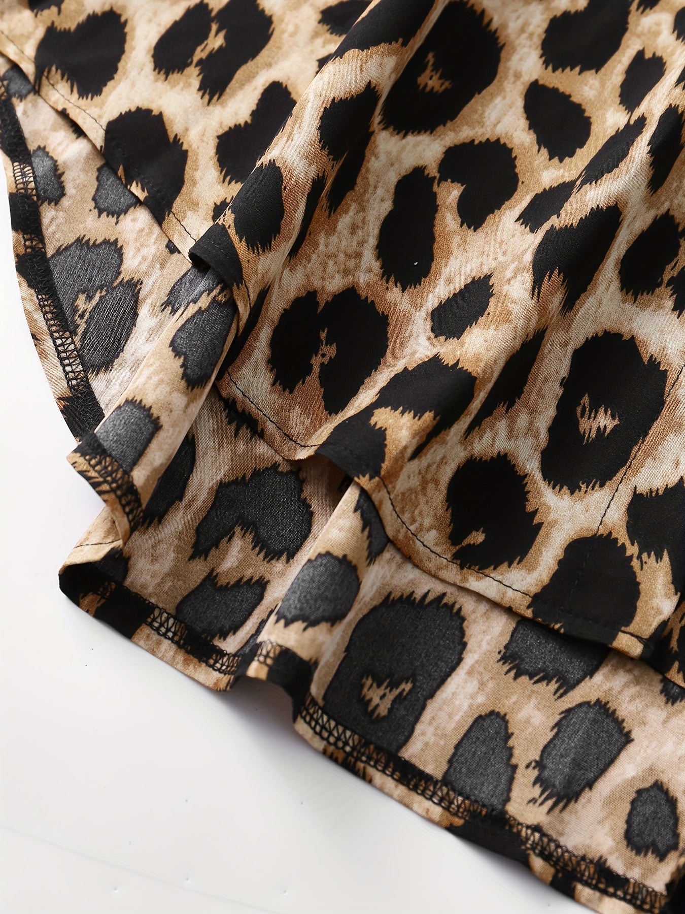 Платье-рубашка с леопардовым принтом и застежкой на пуговицах с закатанными рукавами для весны и осени