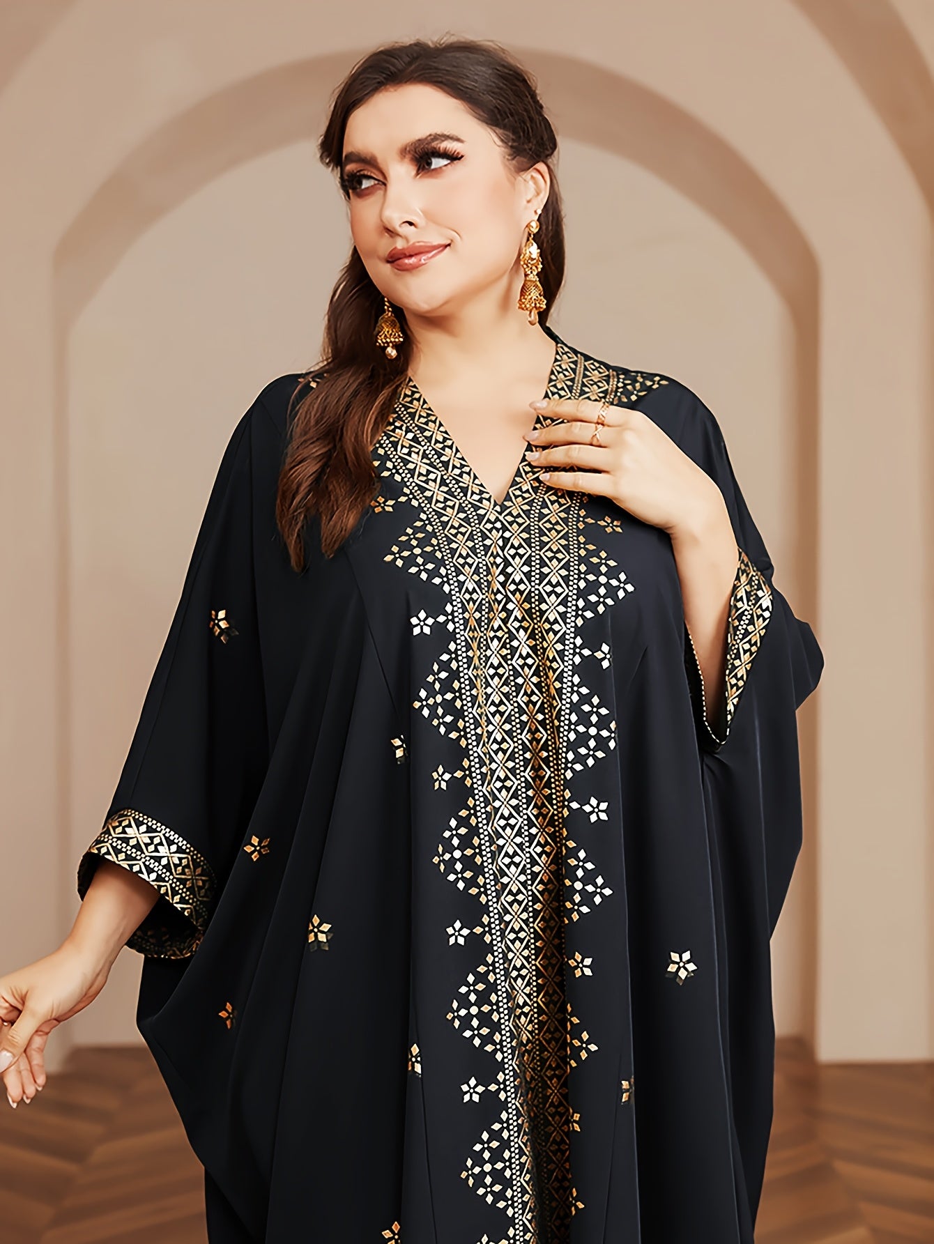 Plus o'lcham polyester V-shakli kaftan, tassellar va batwing qo'llari bilan