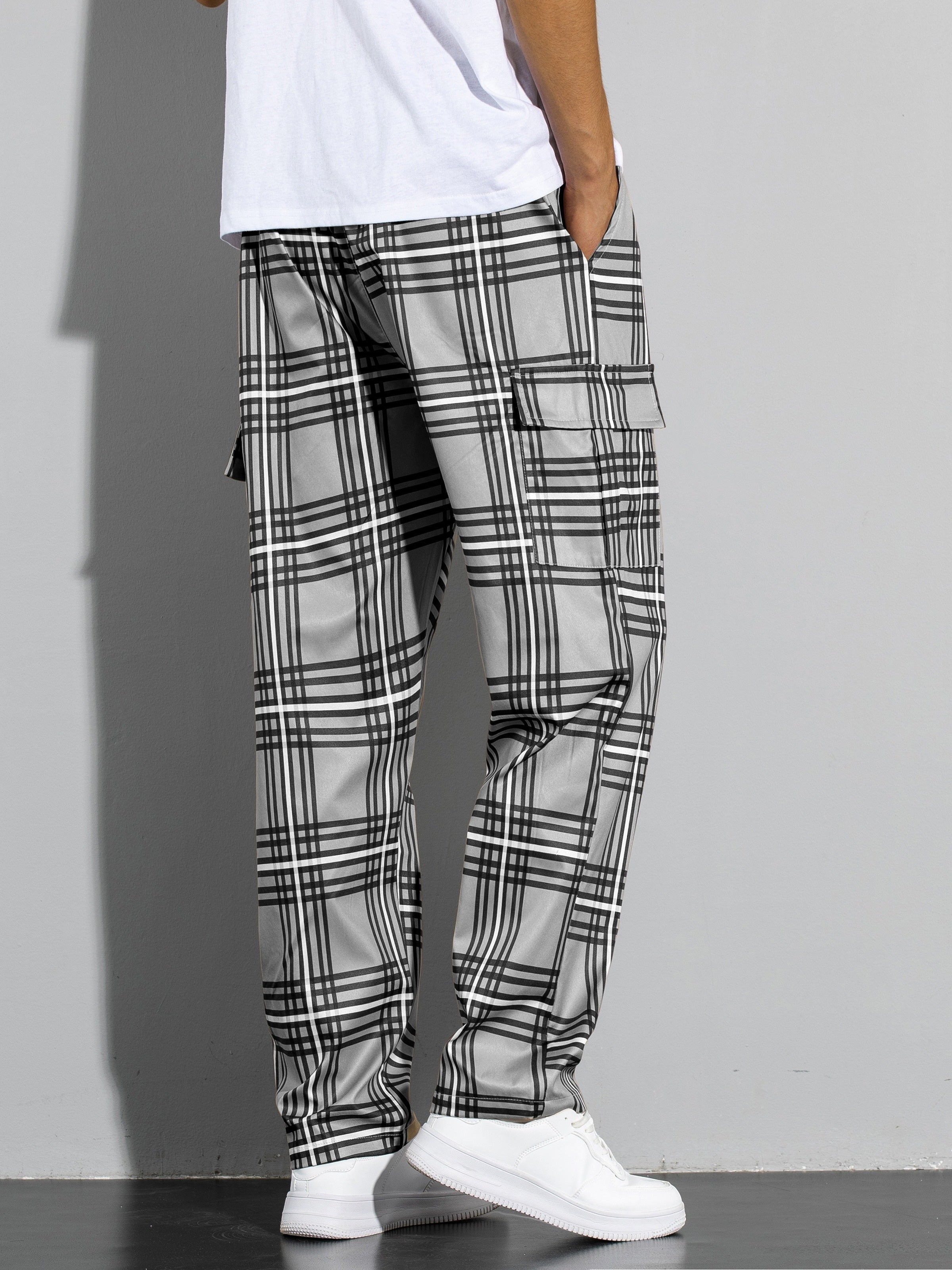 Kattalar uchun Plaid Cargo shimlar, ko'plab cho'ntaklar va biroz cho'zilgan mato bilan