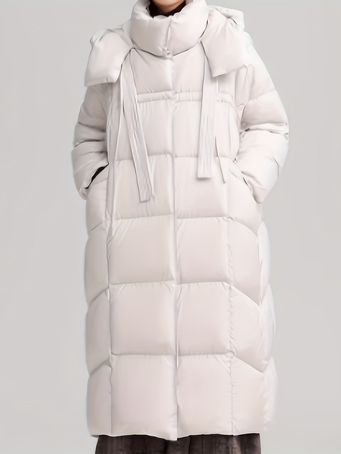 Ayollar uchun tasodifiy kaputli qushqon ko'ylagi 90% o'rdak qushi va 10% tukdan tayyorlangan. Uzoq yenglar, bir xil rang, cho'zilmaydigan mato va 240g vazn bilan ajralib turadi. Qishki issiqlik uchun mukammal.